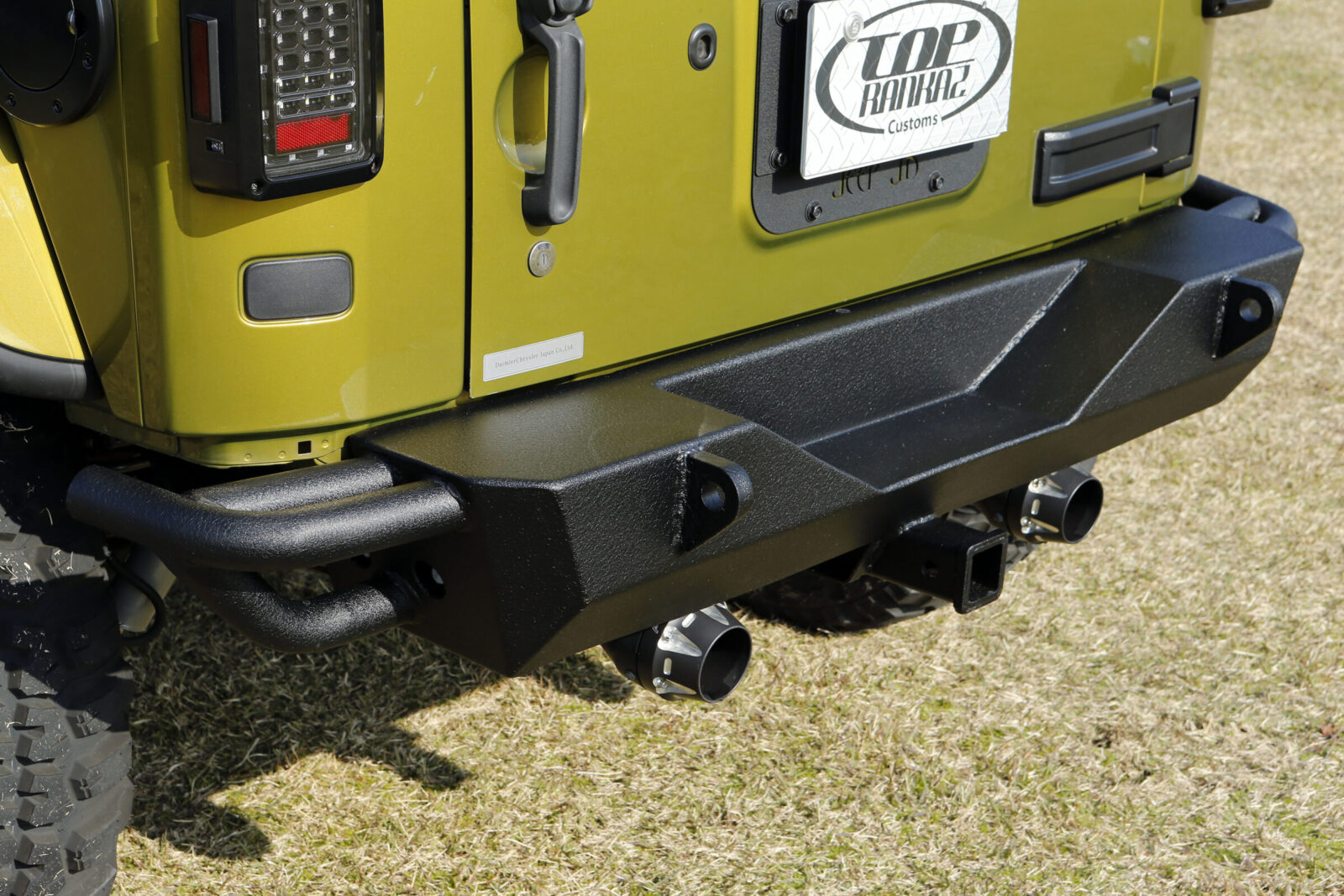 JK WRANGLER TOP RANKAZ リアバンパーはサイドにパイプガードを配した形状。