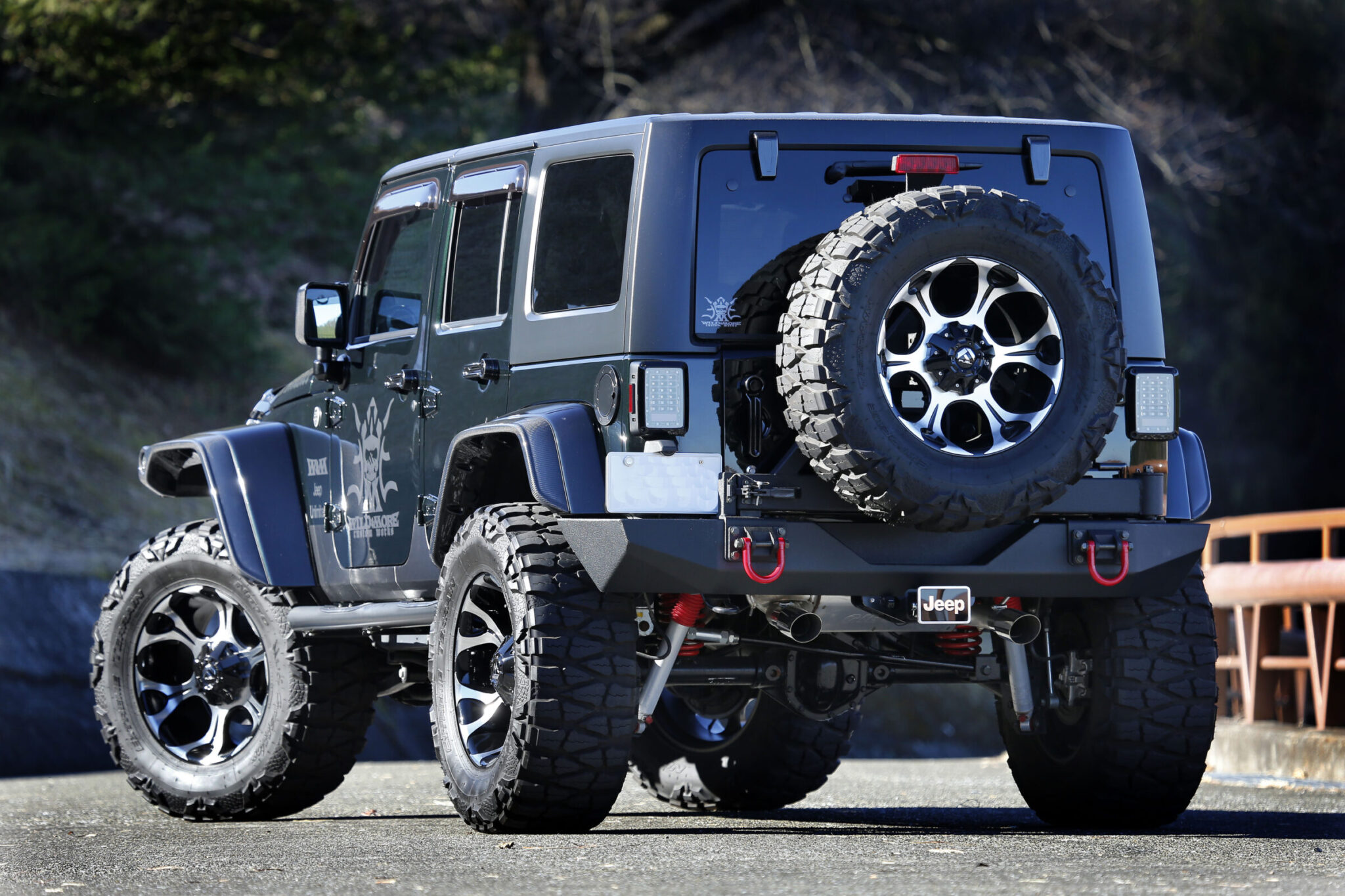 JK WRANGLER UNLIMITED WILD & MORE ブラックフォレストグリーンのボディカラーが、モンスターと呼ぶにふさわしい重厚感を醸し出しす。