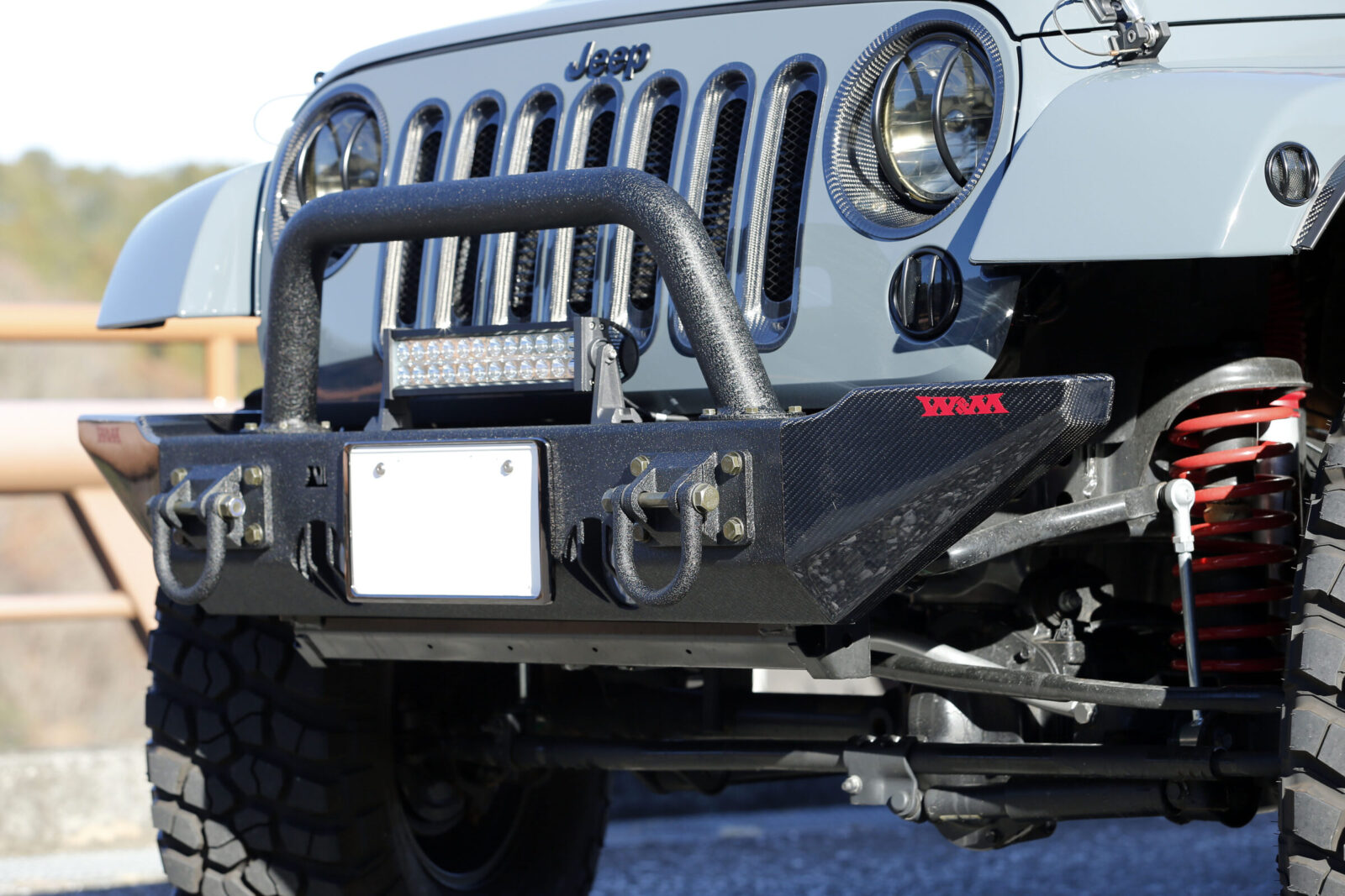JK WRANGLER UNLIMITED WILD & MORE RUGGED RIDGE用のカーボンコーナーポッドは精悍なフロントマスクを演出。