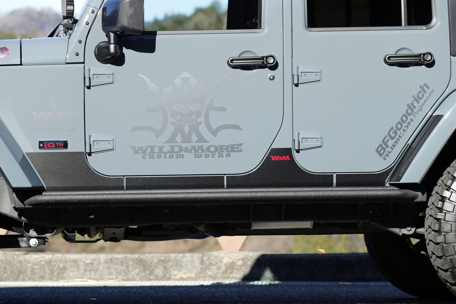 JK WRANGLER UNLIMITED WILD & MORE ワンオフW&Mロゴをあしらったサイドプロテクターフィルム。