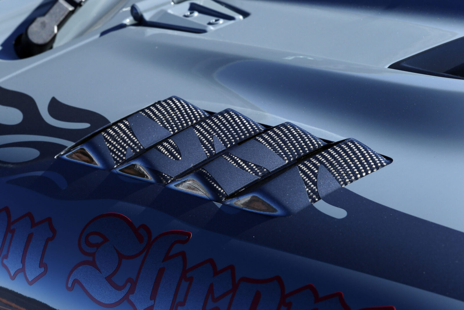 JK WRANGLER UNLIMITED WILD & MORE ワンオフ加工取り付けによるカーボンルーバーダクト。冷却効率が格段に向上。