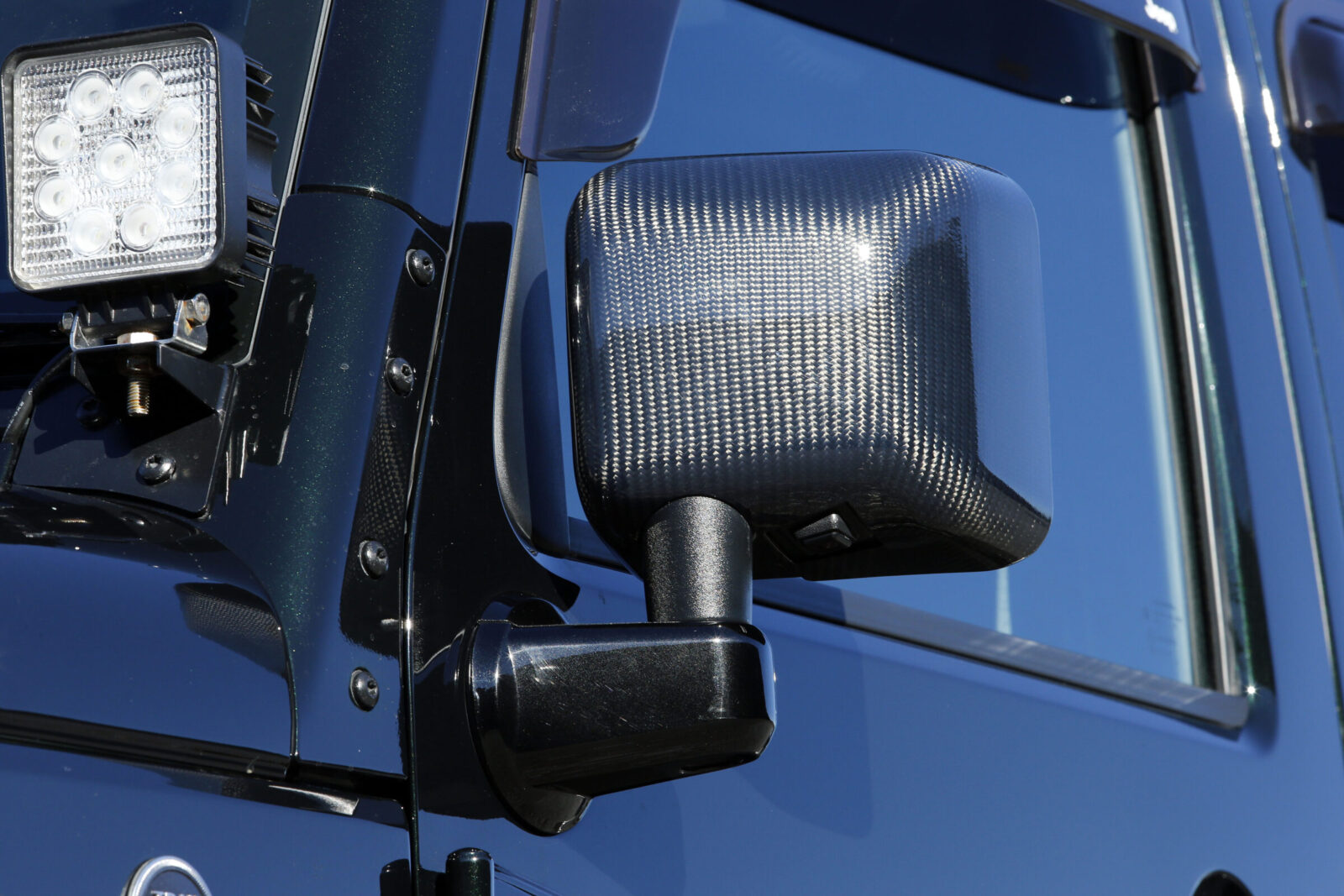 JK WRANGLER UNLIMITED WILD & MORE カーボン製のミラーカバー。