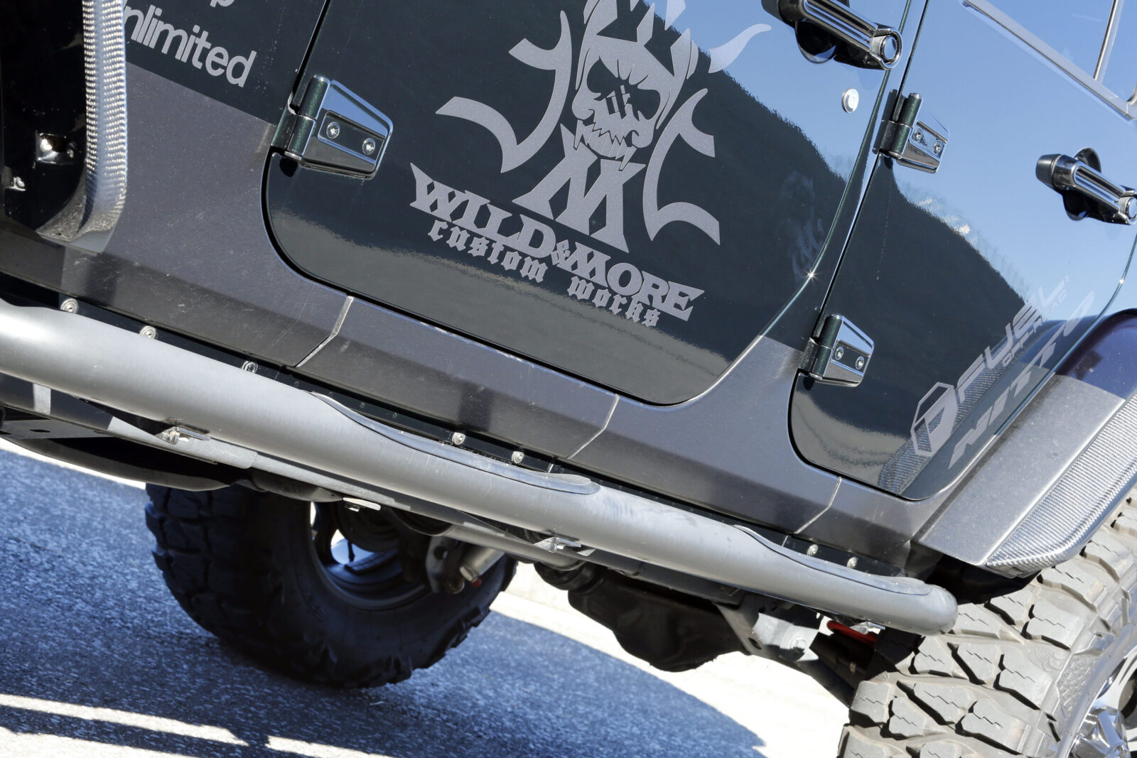 JK WRANGLER UNLIMITED WILD & MORE アルミヘアライン調のサイドプロテクターフィルムでボディをガード。