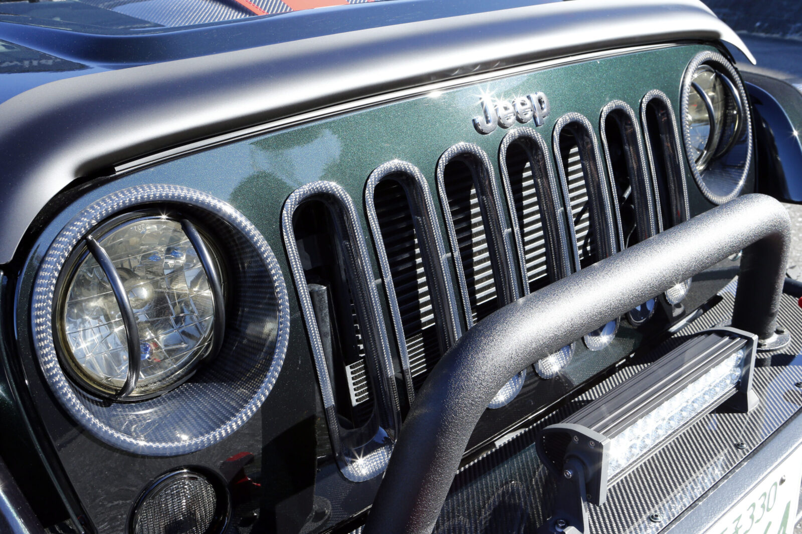 JK WRANGLER UNLIMITED WILD & MORE ヘッドライトベゼル、グリルインサートもカーボン製だ。
