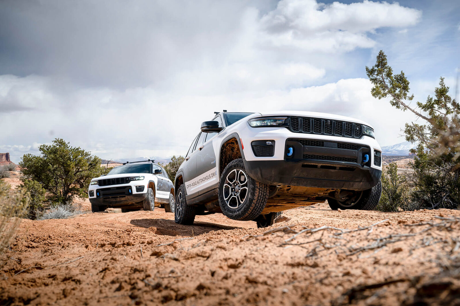 先進の AI 制御自律型オフロード走行技術を公開(JEEP)