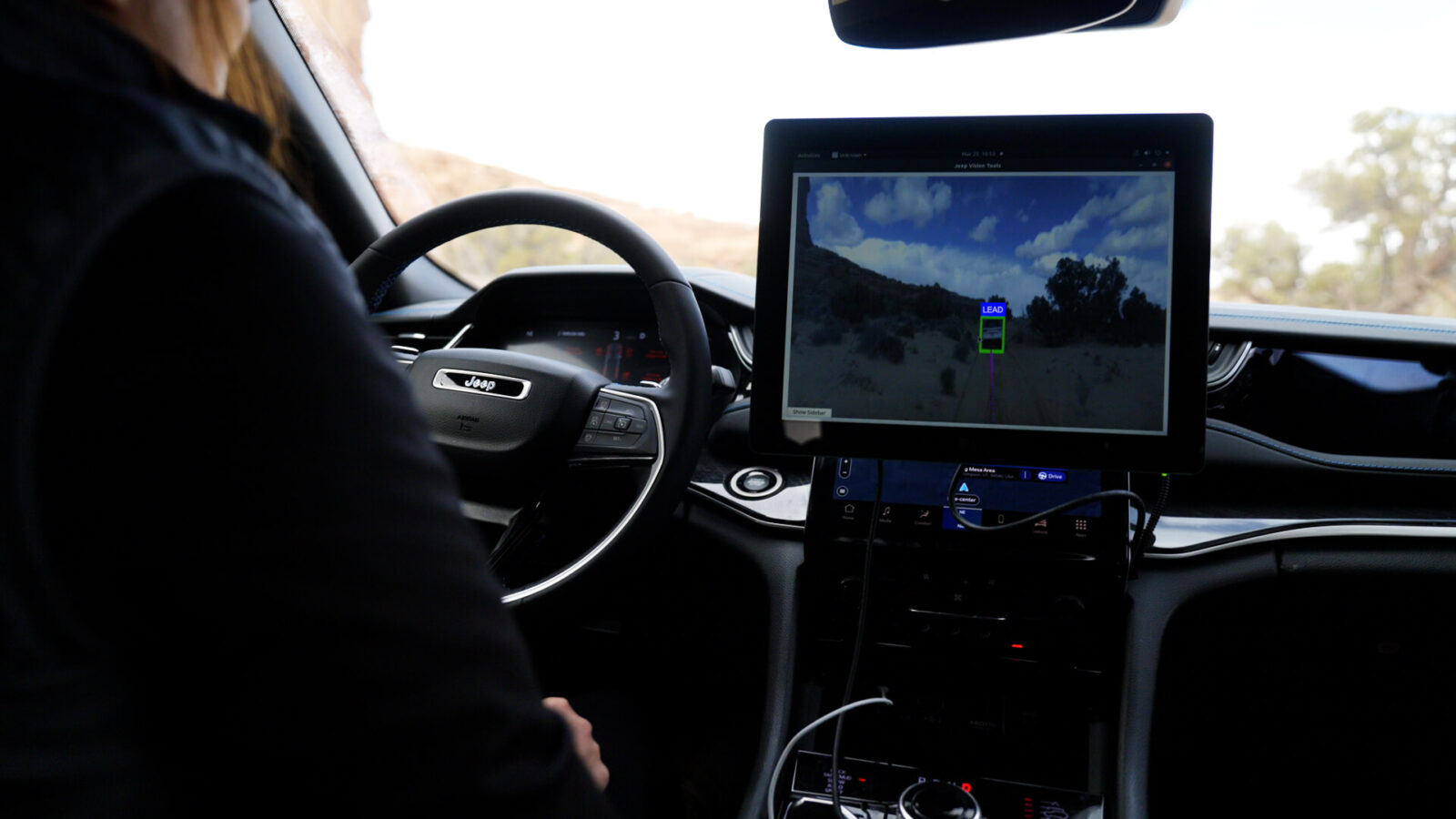 先進の AI 制御自律型オフロード走行技術を公開(JEEP)