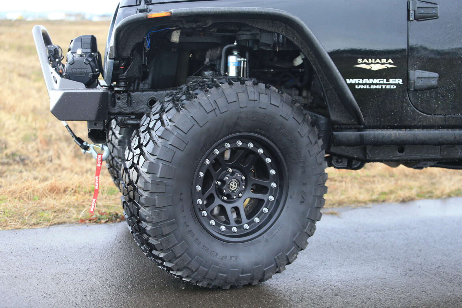 JK WRANGLER UNLIMITED CRD GRAVEL AUTO SERVICE ATX・コーニス17x9.0JにBFG・KM2の37x12.5R17というビッグサイズ。ストレートに本格SUVならではの圧倒的力強さをアピールする。