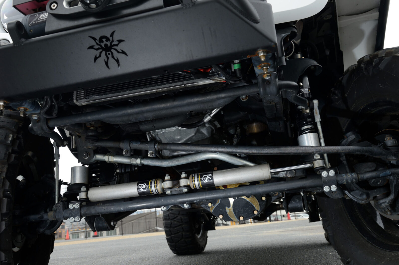 JK WRANGLER UNLIMITED TOP RANKAZ ステアリングダンパーはデュアルで装備している。