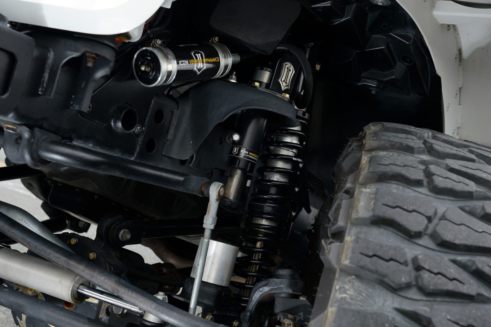 JK WRANGLER UNLIMITED TOP RANKAZ .サスペンションはIconのコイルオーバーキットに換装しており、エアバンプストップシステムにより悪路における安定性をも追求している。