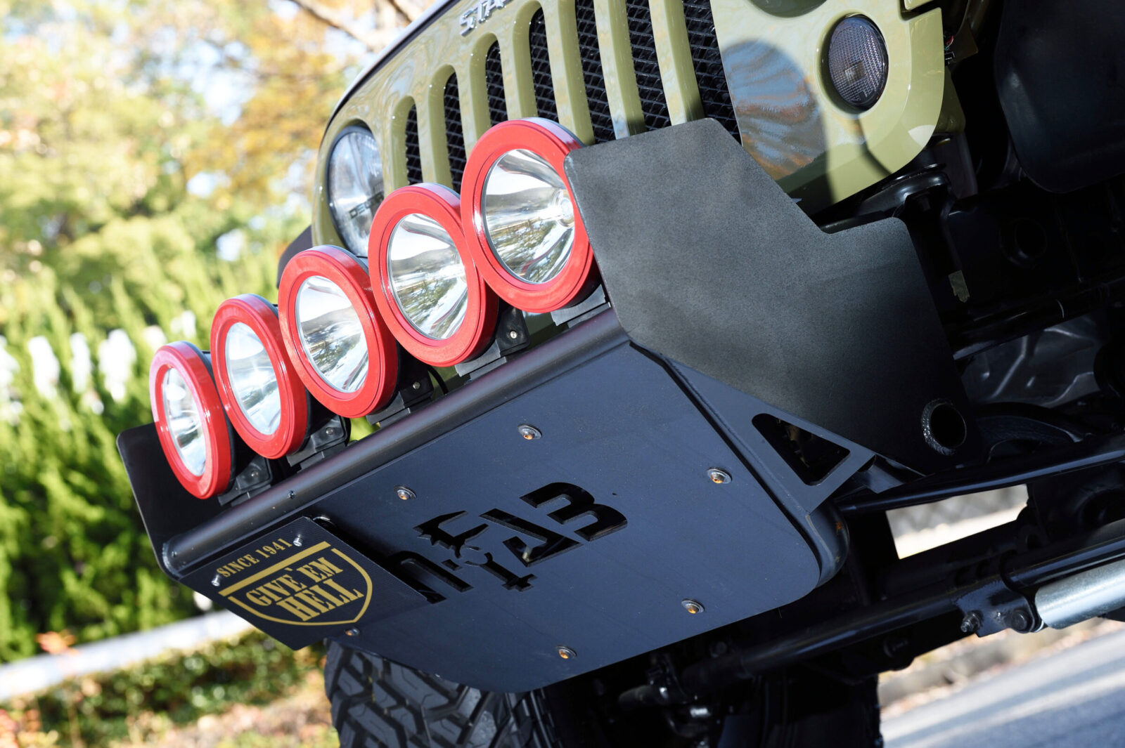 JK WRANGLER UNLIMITED STAGE-FOUR パイプレスバンパー(F-Fab)がフロント周辺の迫力を演出する。