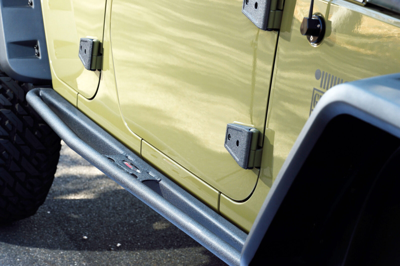 JK WRANGLER UNLIMITED STAGE-FOUR ロックガード(RANCHO)はパイプ製とすることで無骨なイメージをより強調している。