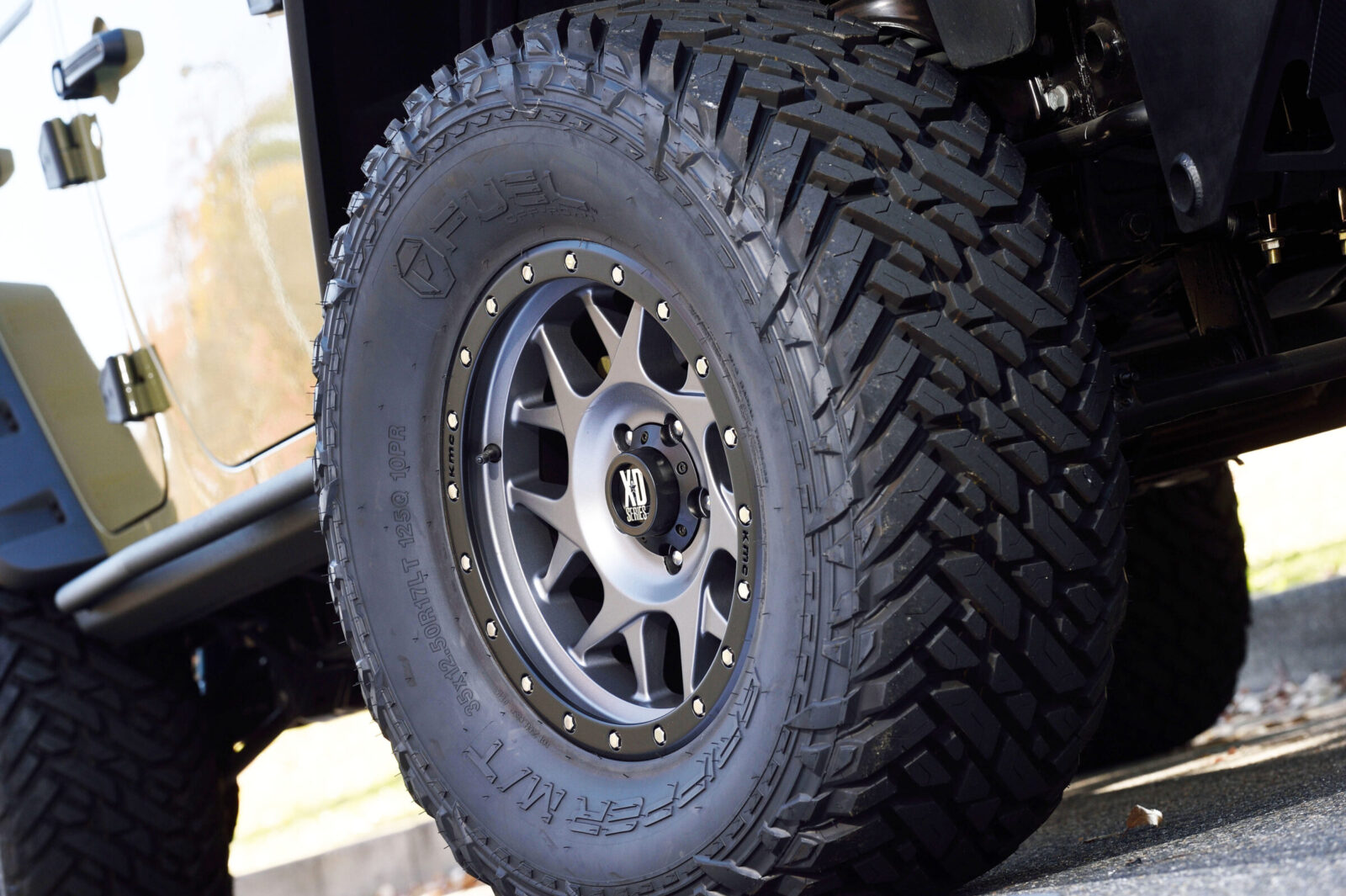 JK WRANGLER UNLIMITED STAGE-FOUR KMC・XD127BULLYにFUEL OFFROADのマッドグリッパーを組み合わせる。