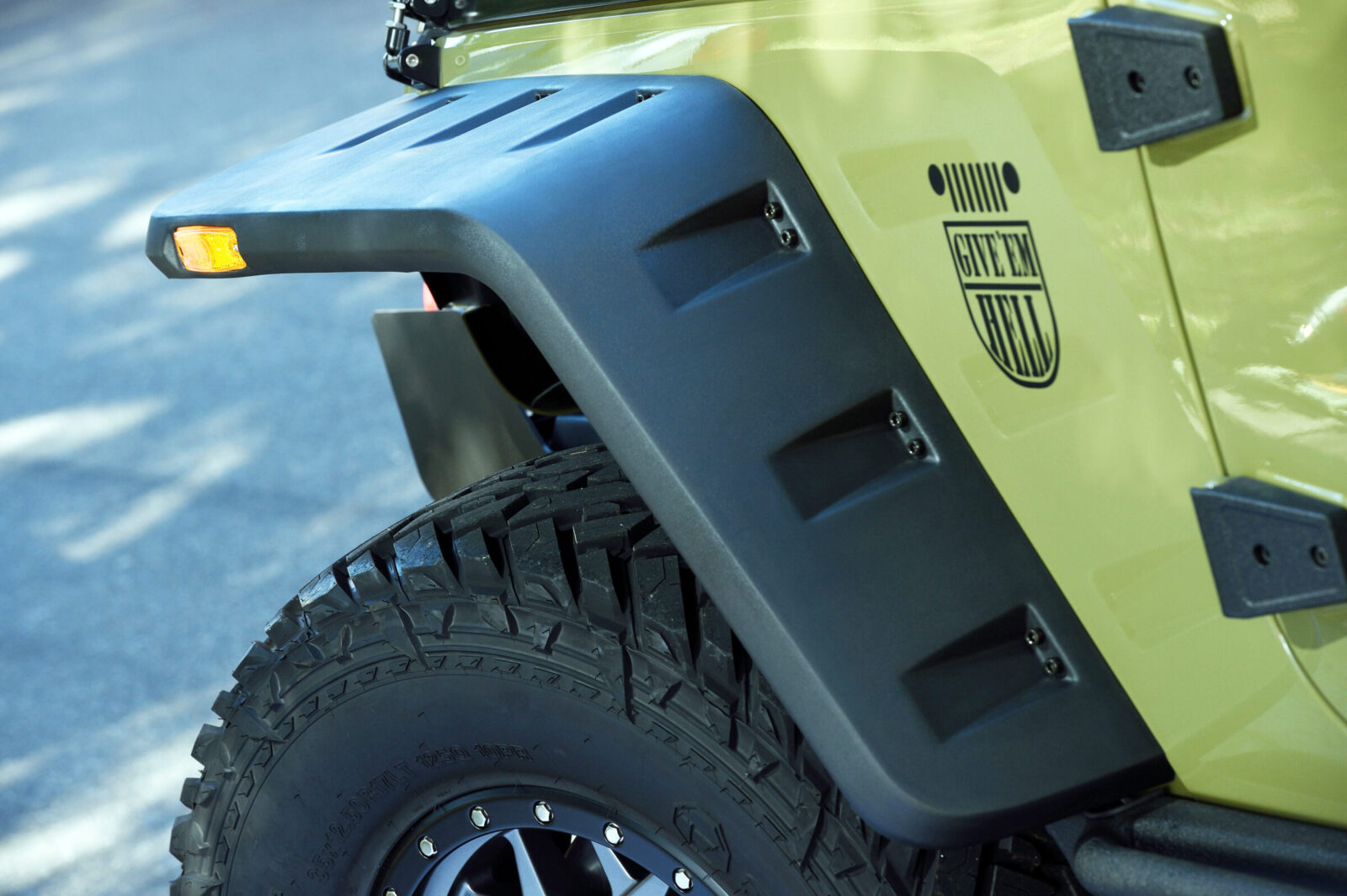 JK WRANGLER UNLIMITED STAGE-FOUR 直線的なデザインのフェンダー(RUGGED RIDGE)によりジープらしさもアピール。