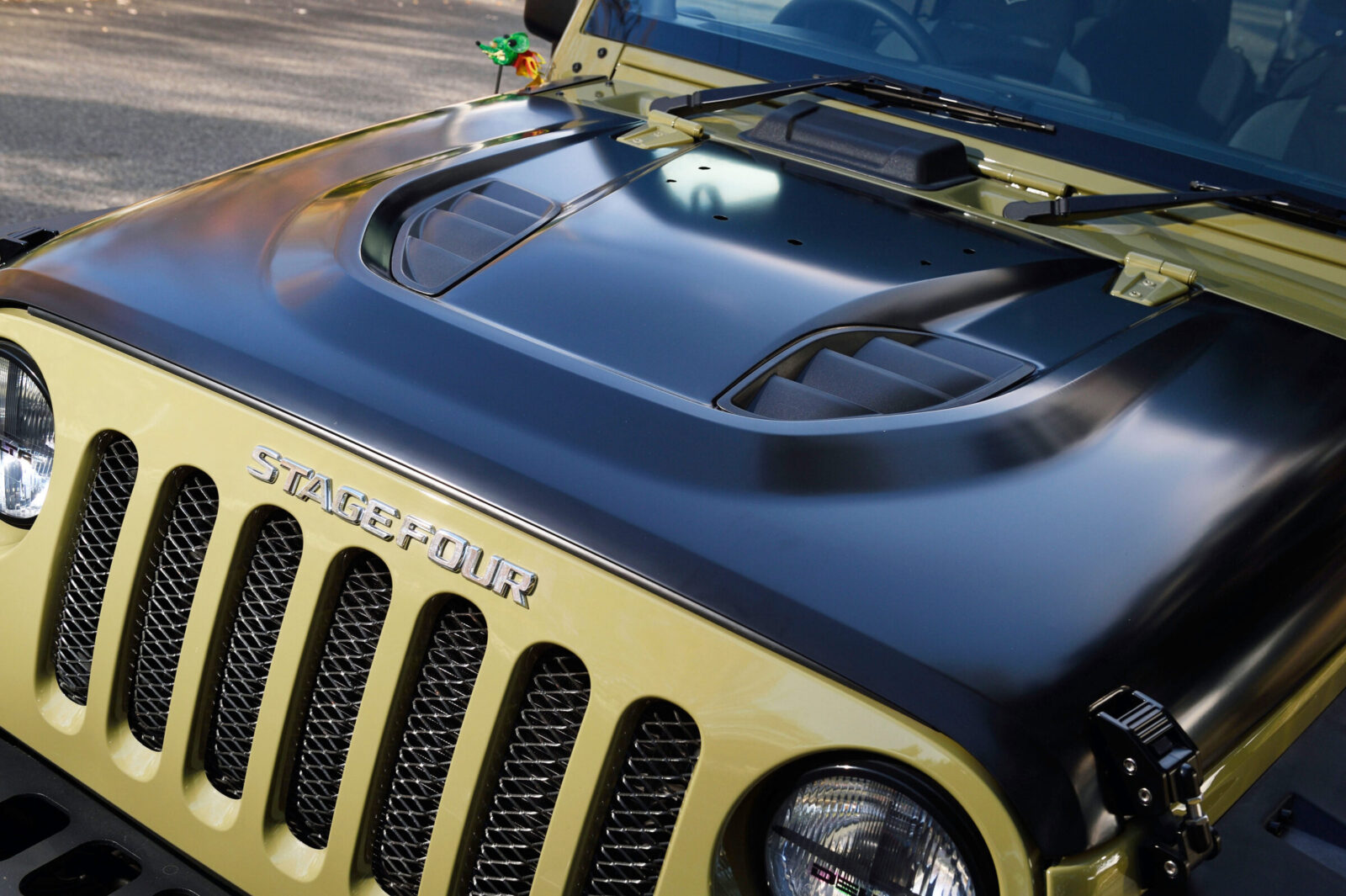 JK WRANGLER UNLIMITED STAGE-FOUR ボンネットはルビコンタイプ。カラーはブラックをチョイス。
