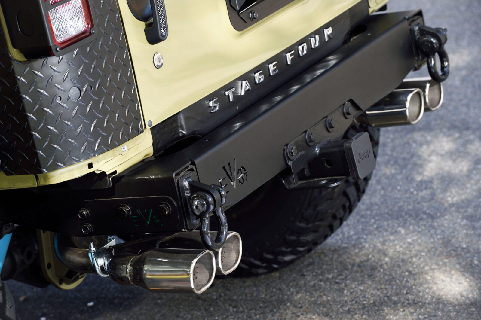 JK WRANGLER UNLIMITED STAGE-FOUR ガッチリとしたつくりのグラバーセット。乗り降りの際にも不安はない。
