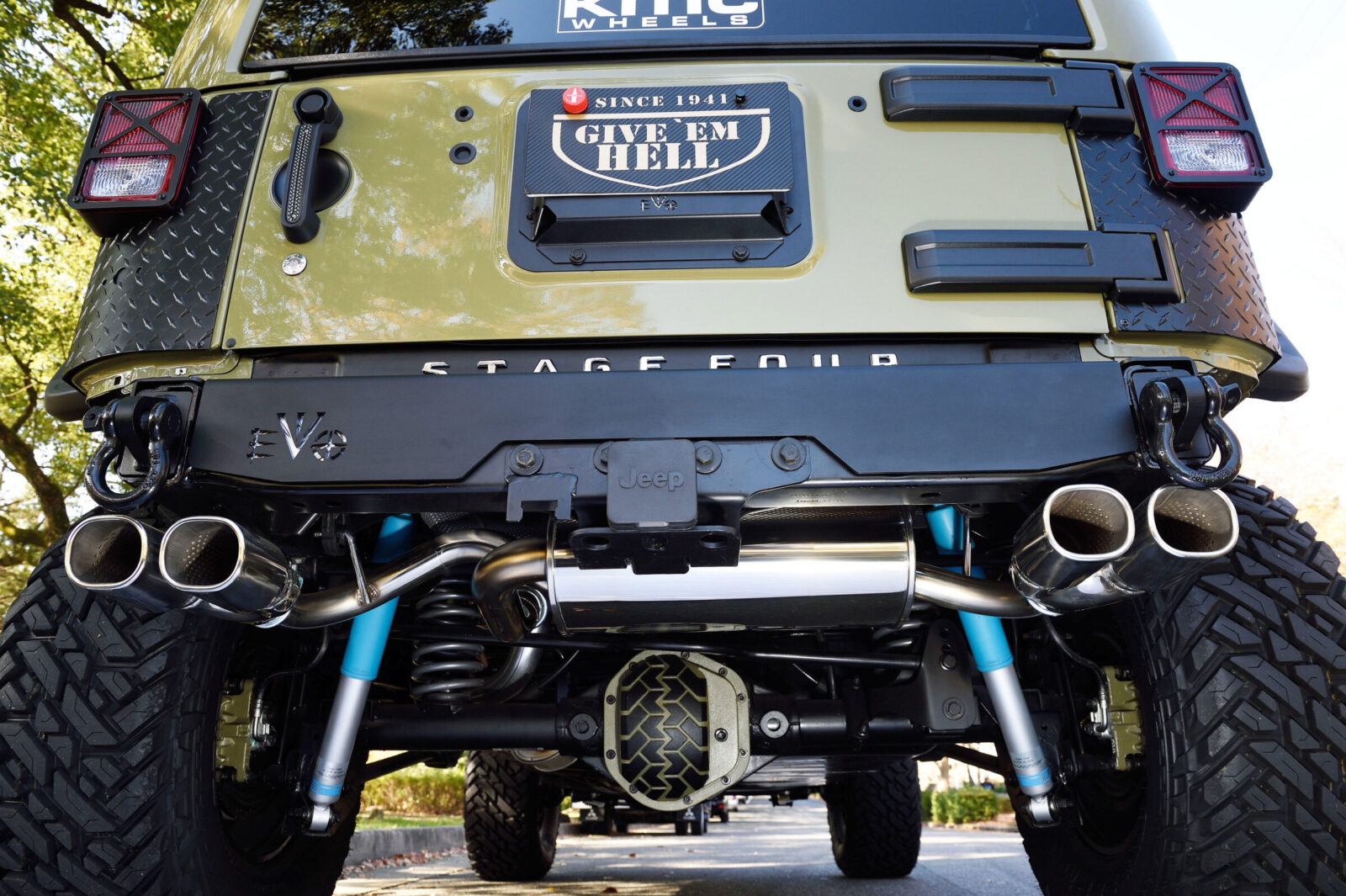 JK WRANGLER UNLIMITED STAGE-FOUR ブラックとグリーンの色使いがミリタリー感をこれでもかと強調する。SFCステンレス4本出しエキゾーストが、リアビューにさらなる迫力を付け加えている。