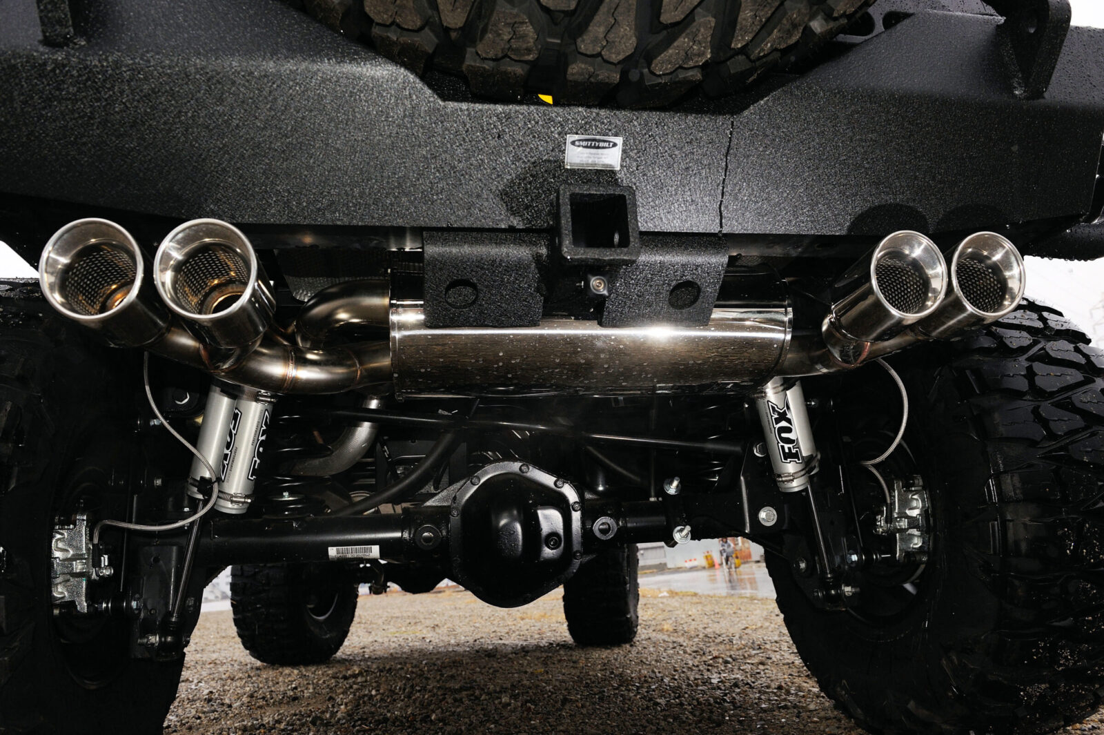JK WRANGLER UNLIMITED RUBICON STAGE 光沢が美しい自社製ステンレスデュアルエキゾースト。
