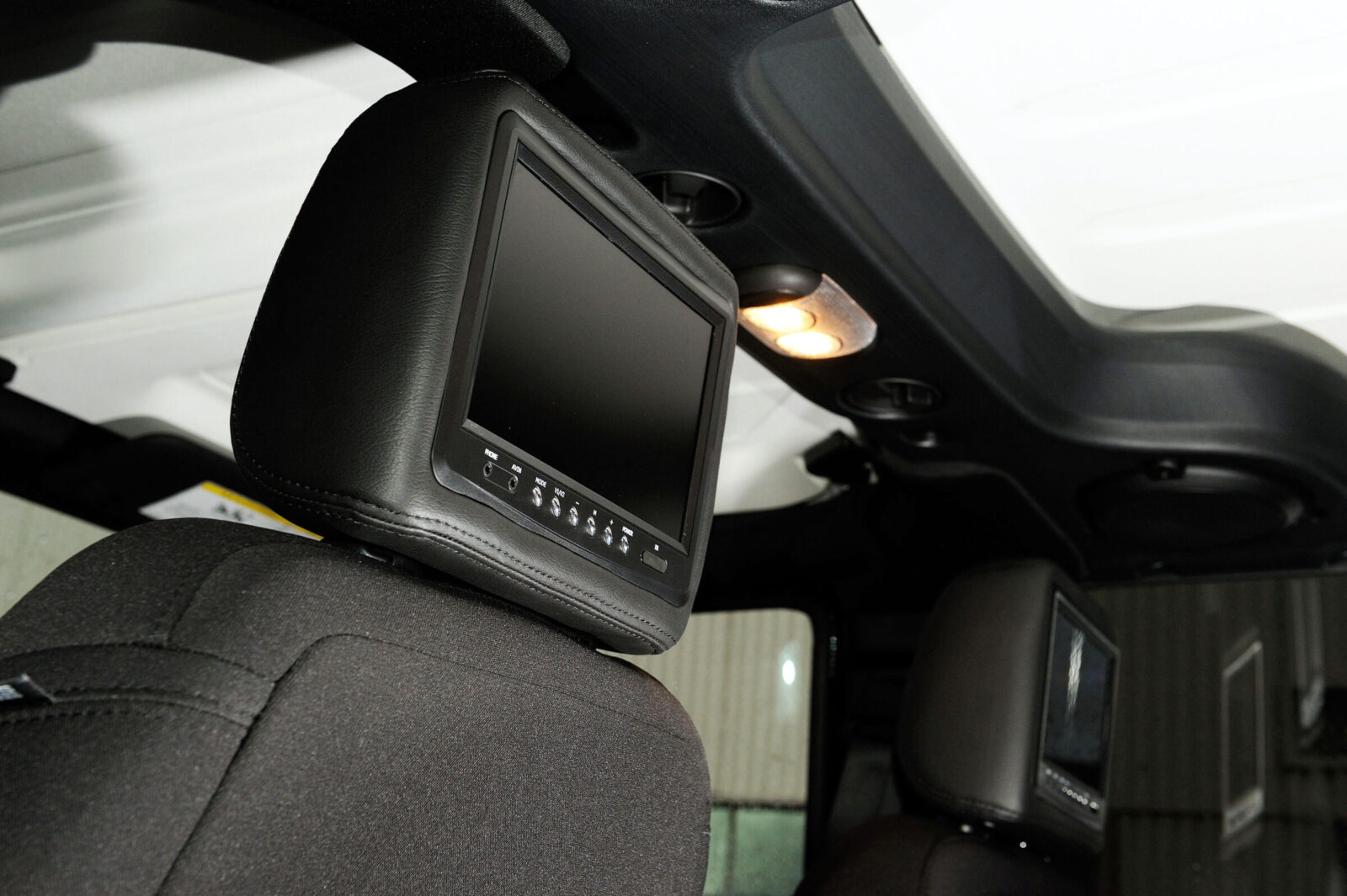 JK WRANGLER UNLIMITED RUBICON STAGE ヘッドレストにはモニターを装備。