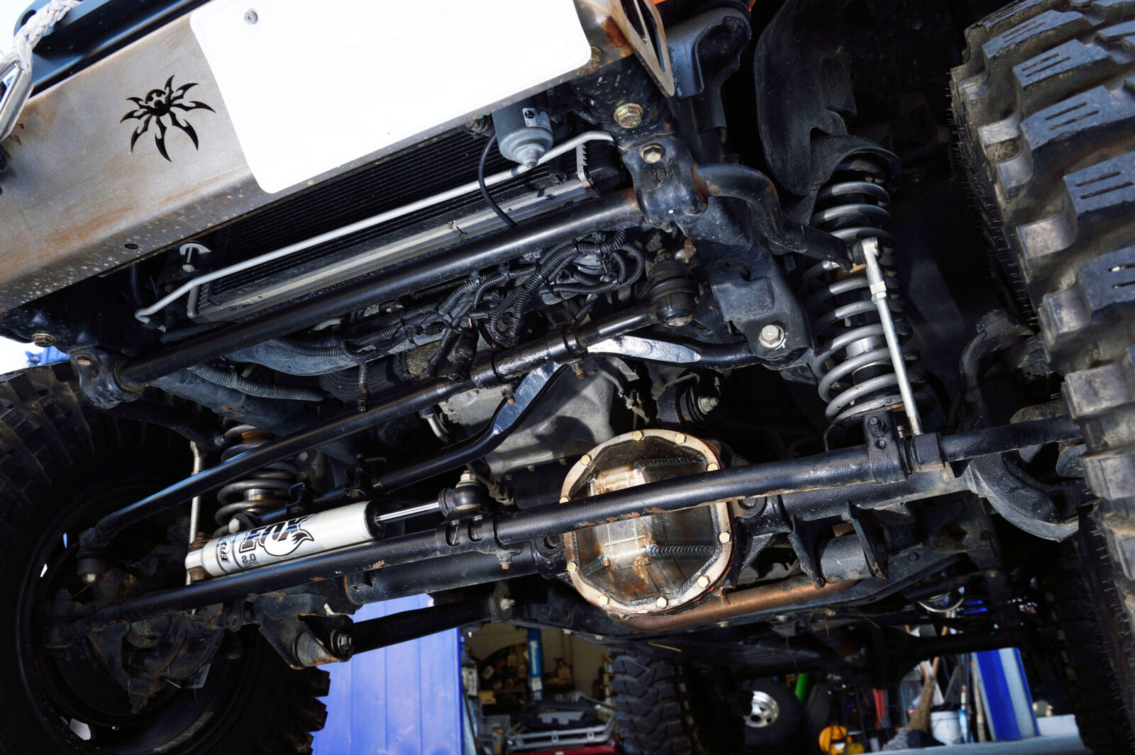 JK WRANGLER UNLIMITED HALL SHOT バンパーのイメージにあわせ、溶接ビードが美しいラフスタッフのデフカバーを採用。