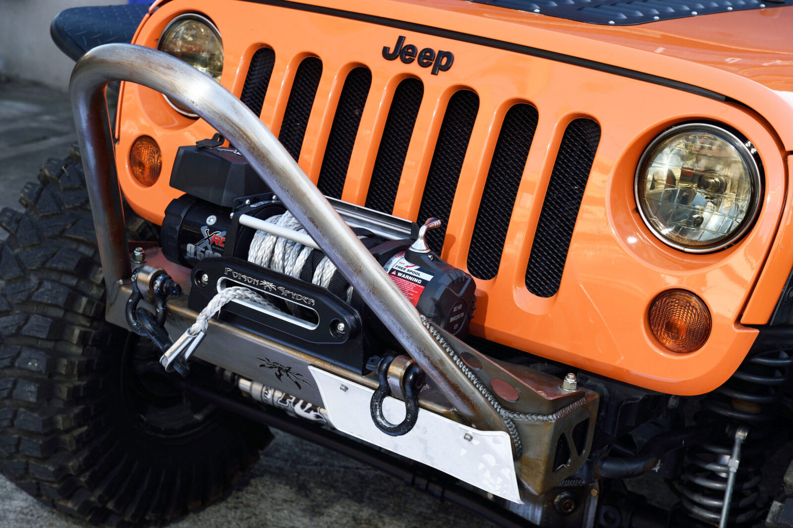 JK WRANGLER UNLIMITED HALL SHOT POISON SPYDERのトレイルスティンガーバンパーを採用し、ロックなどの過酷な環境でも、グリルまわりをしっかりとガードする。