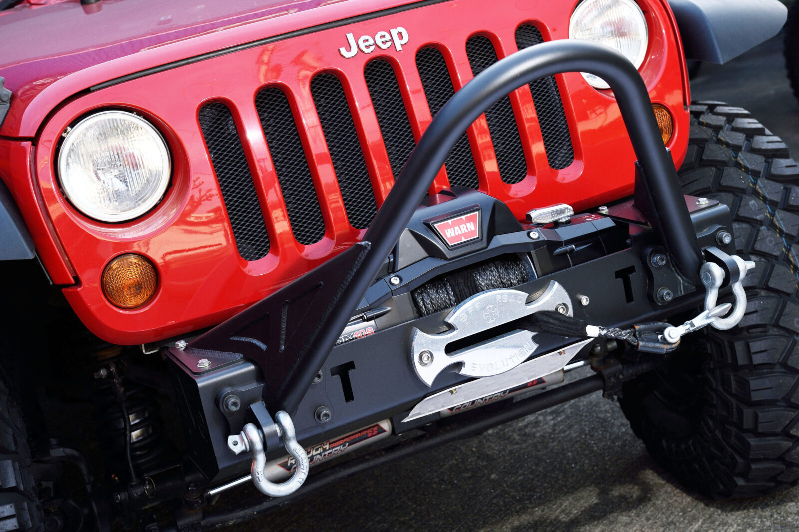 JK WRANGLER UNLIMITED HALL SHOT オレンジと同様、スティンガータイプのバンパーを使用するが、こちらはオフロード・エヴォリューションだ。