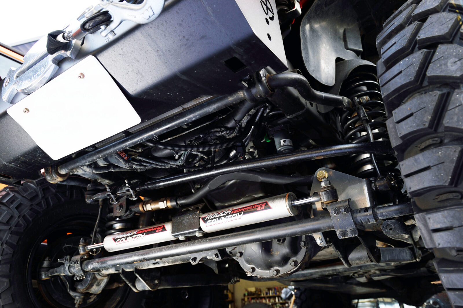 JK WRANGLER UNLIMITED HALL SHOT プロコンプ4インチアップスプリングとFOXのファクトリーパフォーマンスを組み合わせる。ワンオフの補正パーツなどでしっかりとセッティングした。
