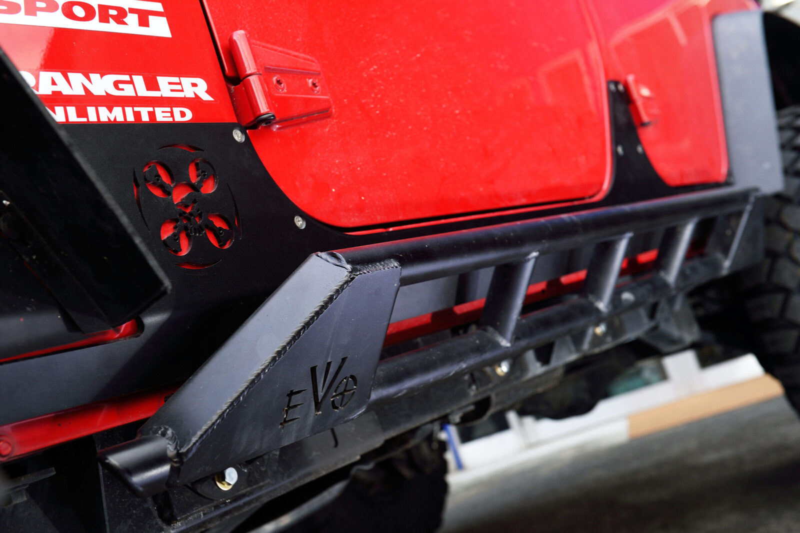 JK WRANGLER UNLIMITED HALL SHOT 頑強なイメージのロックスライダーはオフロード・エボリューション製をチョイス。