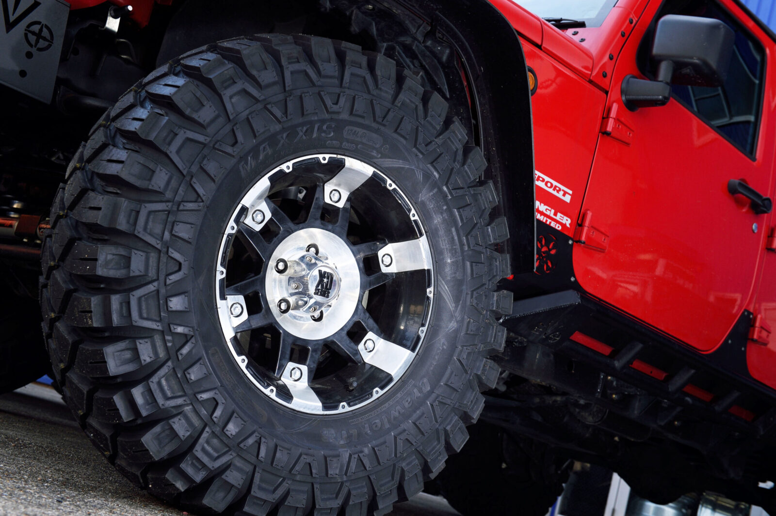 JK WRANGLER UNLIMITED HALL SHOT ブラックとクロームのコントラストが美しいKMC・XD797。こちらのタイヤもMAXXISの37インチ(Creepy Crawlar)。