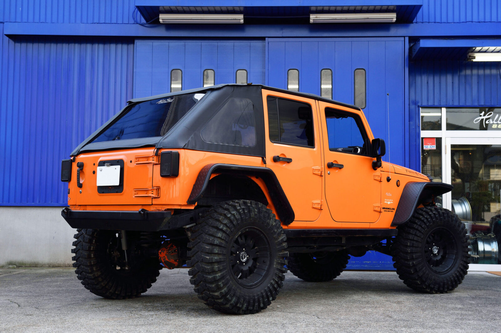 JK WRANGLER UNLIMITED HALL SHOT エクステリアはポイズンスパイダーを中心に構成。37インチタイヤが迫力を見せる。