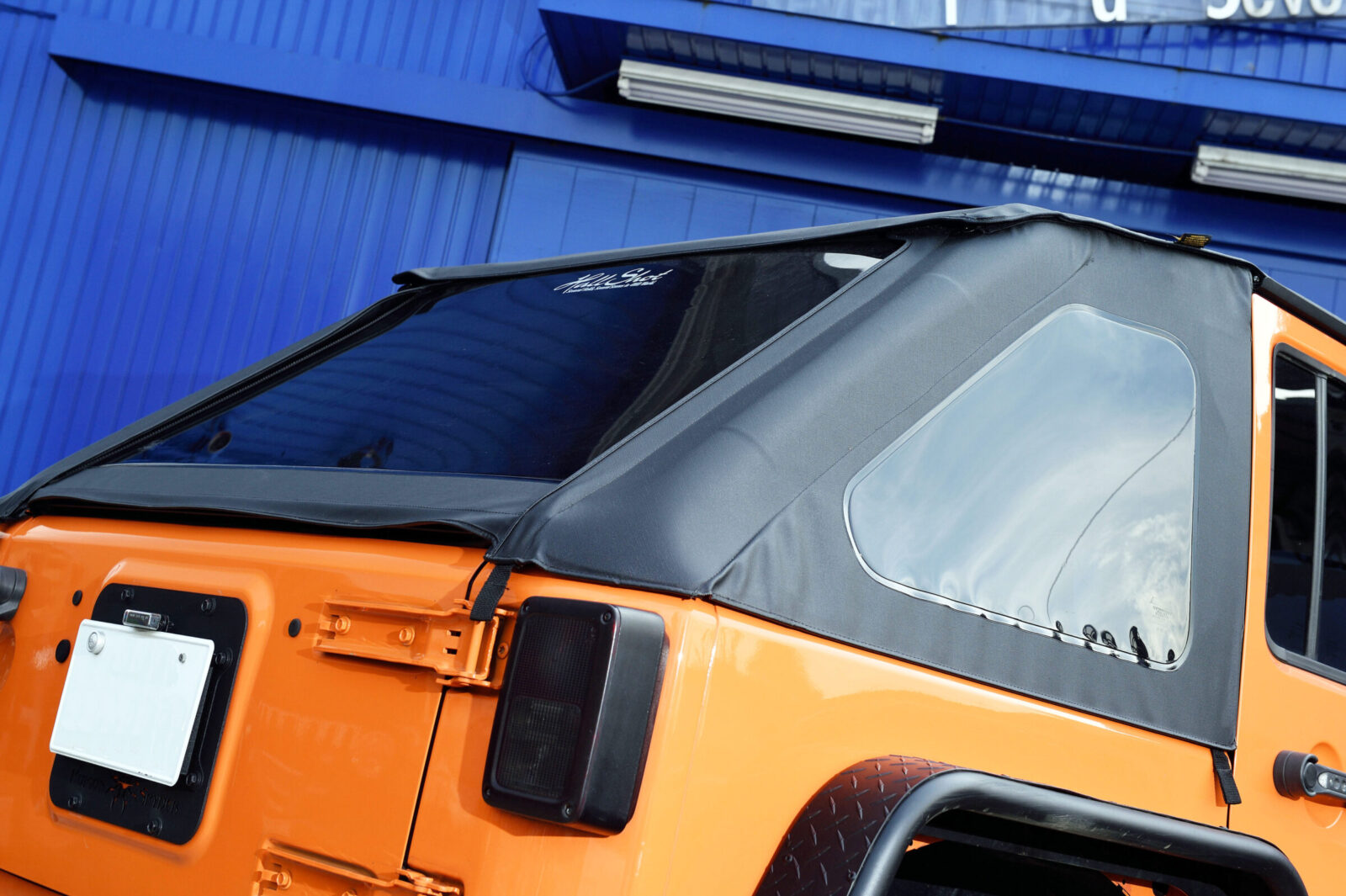 JK WRANGLER UNLIMITED HALL SHOT BESTOPのトレックトップによりスポーティなイメージを求めている。