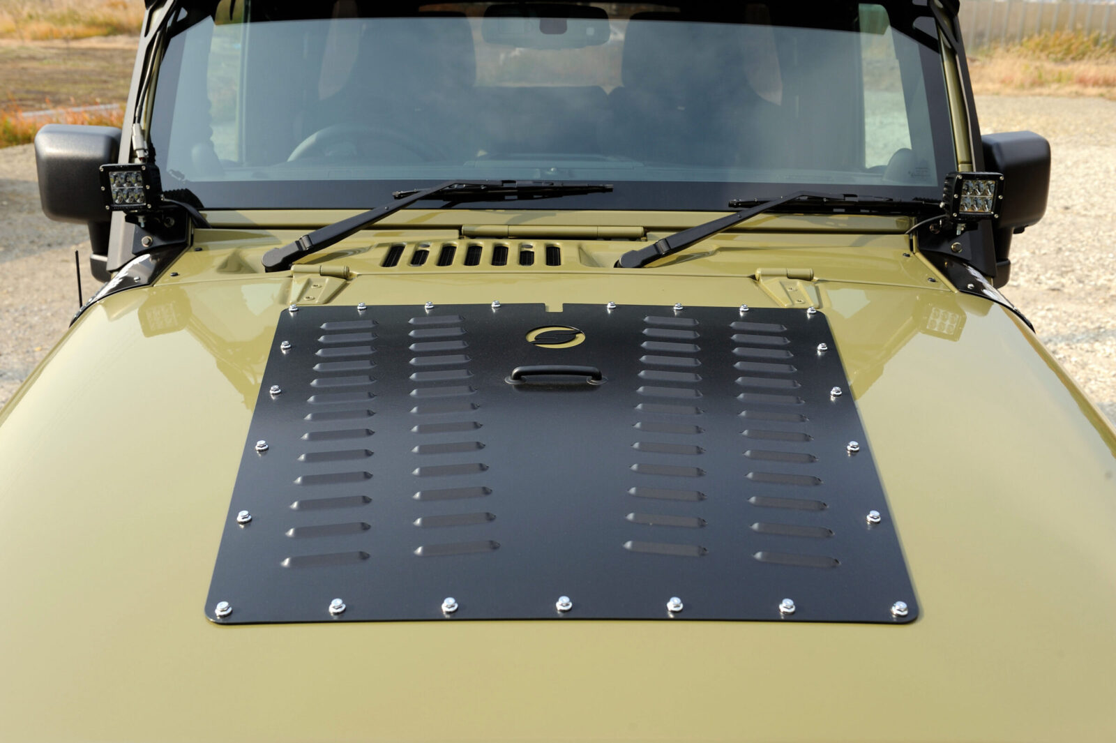 JK WRANGLER UNLIMITED SAHARA STAGE-FOUR SYNERGYルーバーフードパネルで迫力あるルックスに。