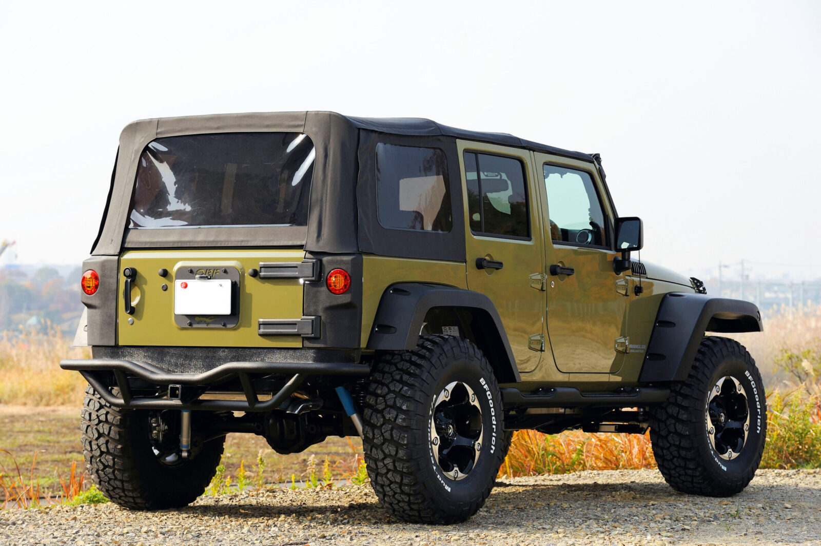 JK WRANGLER UNLIMITED SAHARA STAGE-FOUR 徹底したカスタムにより攻撃的なルックスに生まれ変わった。