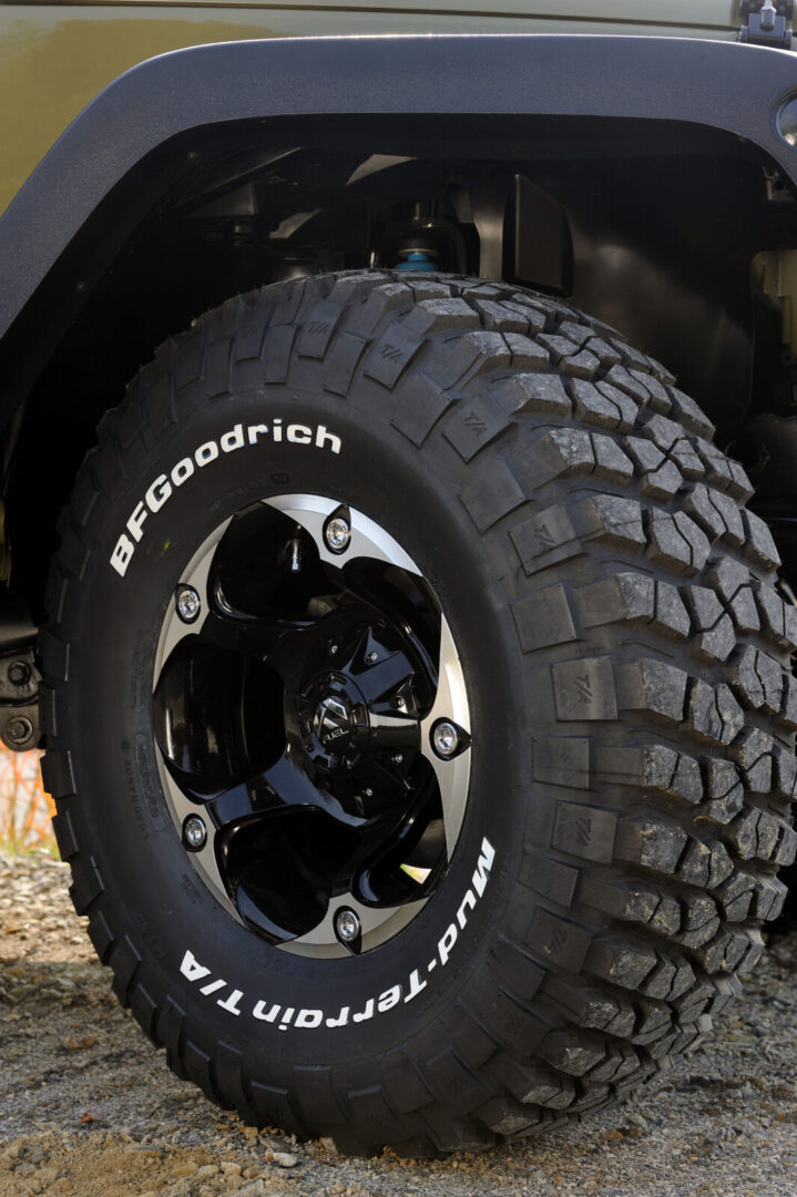 JK WRANGLER UNLIMITED SAHARA STAGE-FOUR 足元はFUEL OFFROAD&マキシスを採用。