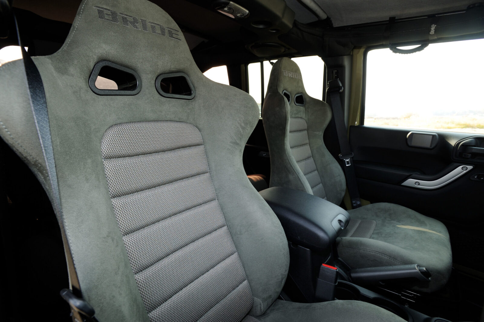 JK WRANGLER UNLIMITED SAHARA STAGE-FOUR シートはBRIDEユーロスター。