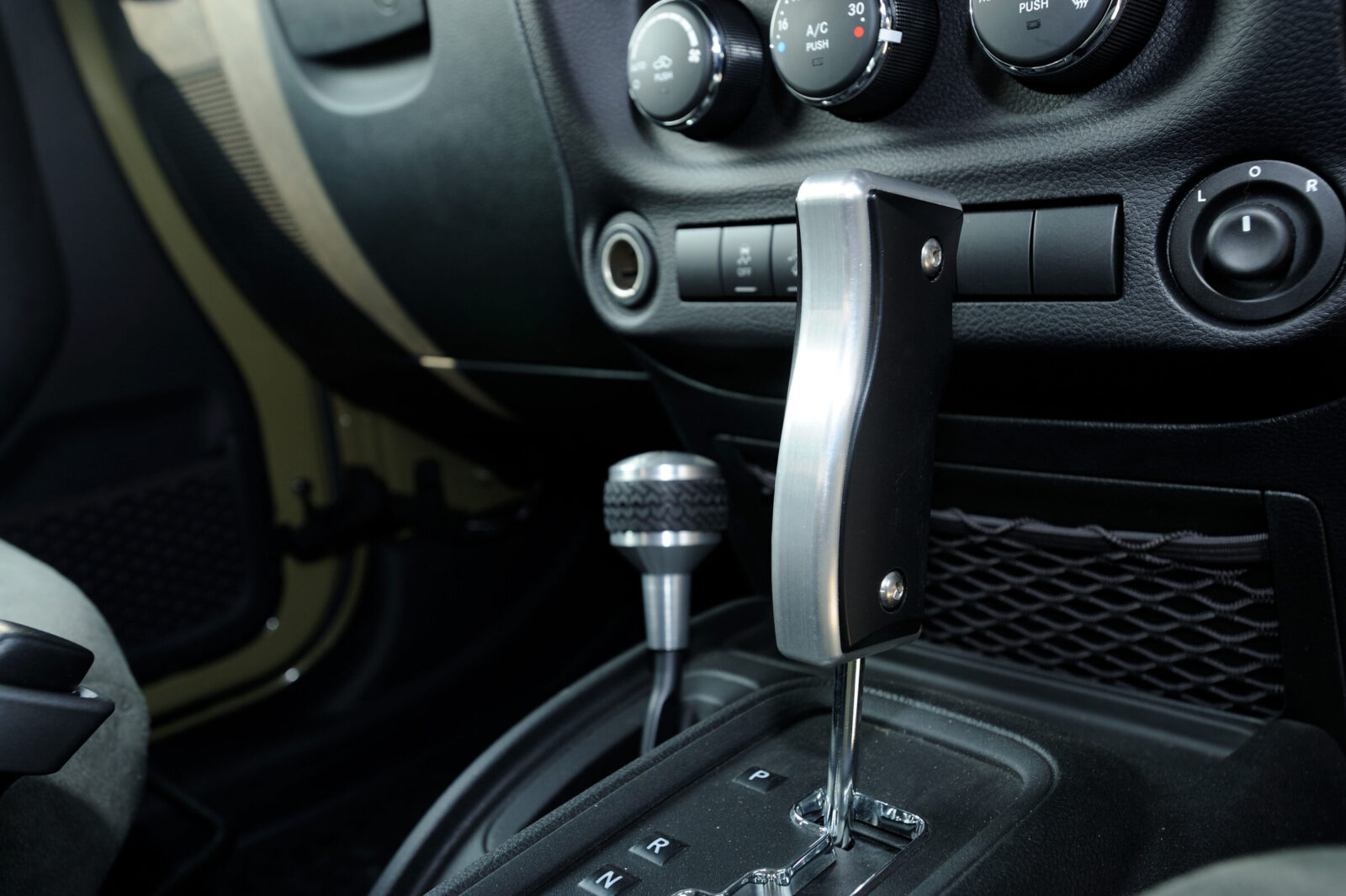 JK WRANGLER UNLIMITED SAHARA STAGE-FOUR 内装にはビレットパーツをふんだんに使用する。