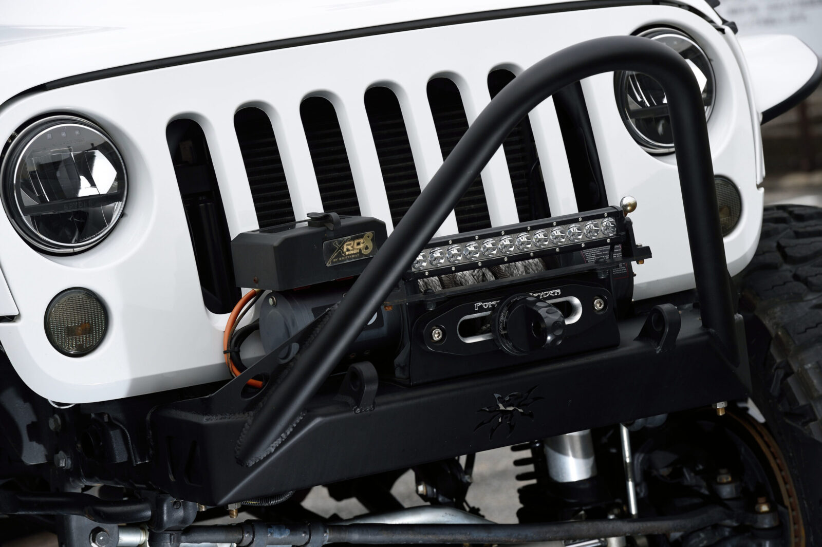 JK WRANGLER UNLIMITED TOP RANKAZ POISON SPYDERのスティンガーバンパーにより迫力あるルックスに変化。LEDバーライト、ウインチも装備する。
