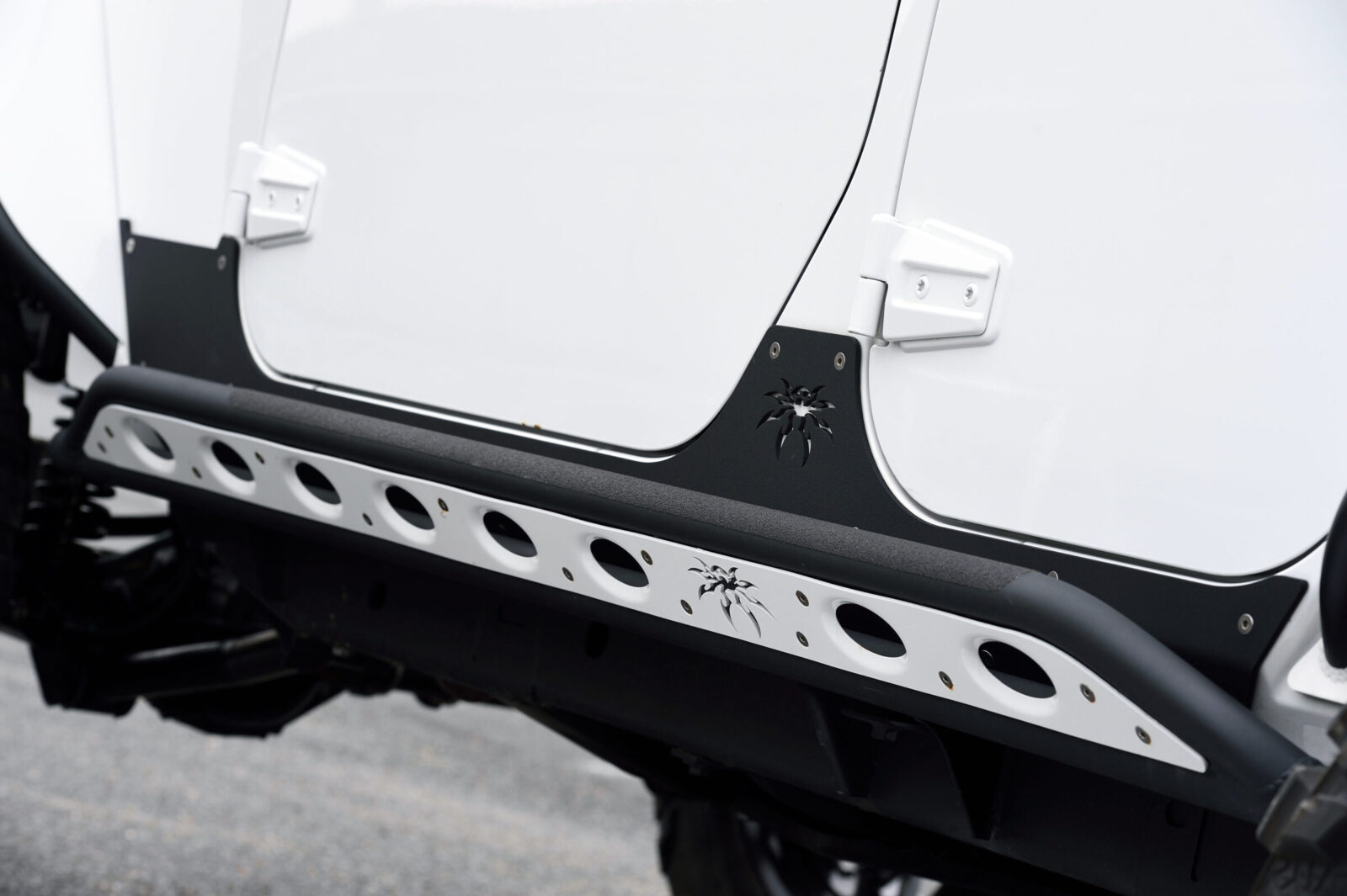 JK WRANGLER UNLIMITED TOP RANKAZ 極太のパイプとバーリングされたプレートで構成されるPOISON SPYDERロッカーガードでロックセクションを想定。