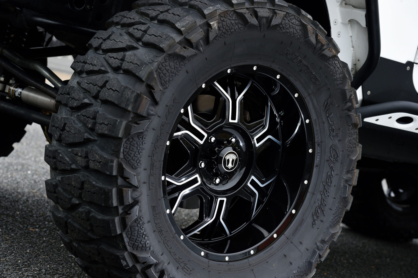 JK WRANGLER UNLIMITED TOP RANKAZ ホイールはTHRONE・DURAGA。タイヤはNITTOのマッドグラップラー37インチで、堂々とした雰囲気に。