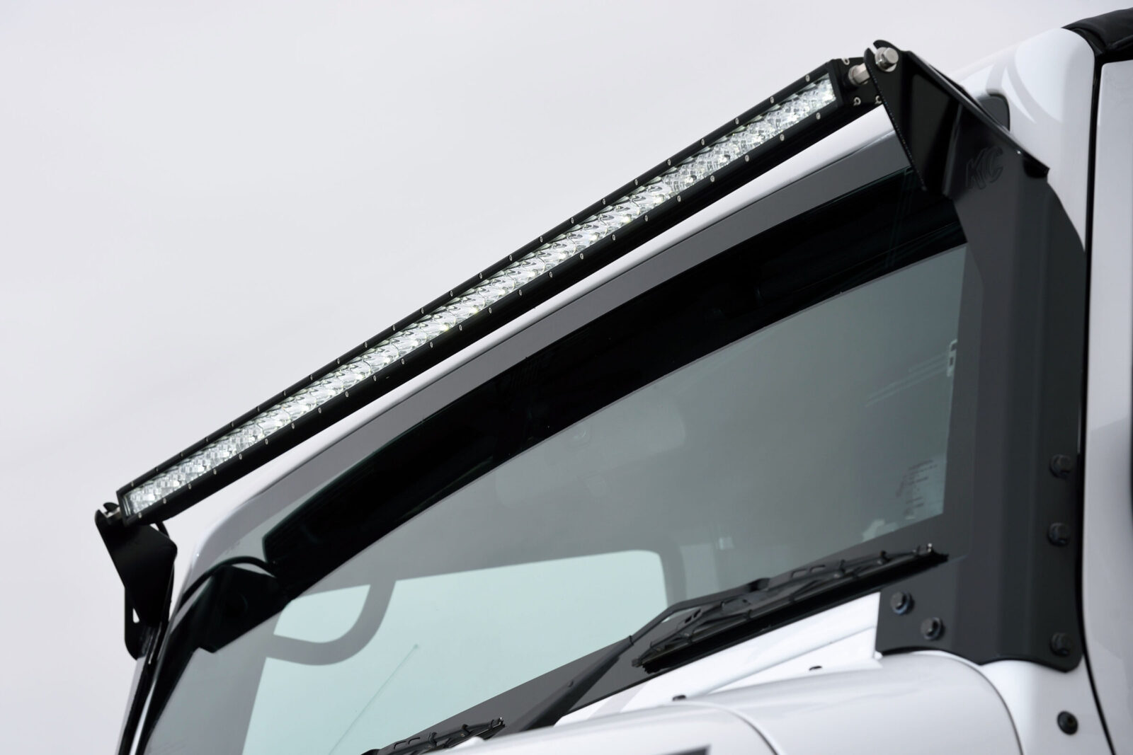 JK WRANGLER UNLIMITED TOP RANKAZ ルーフにはLEDバーライトを装備し、強烈に自己アピールする。