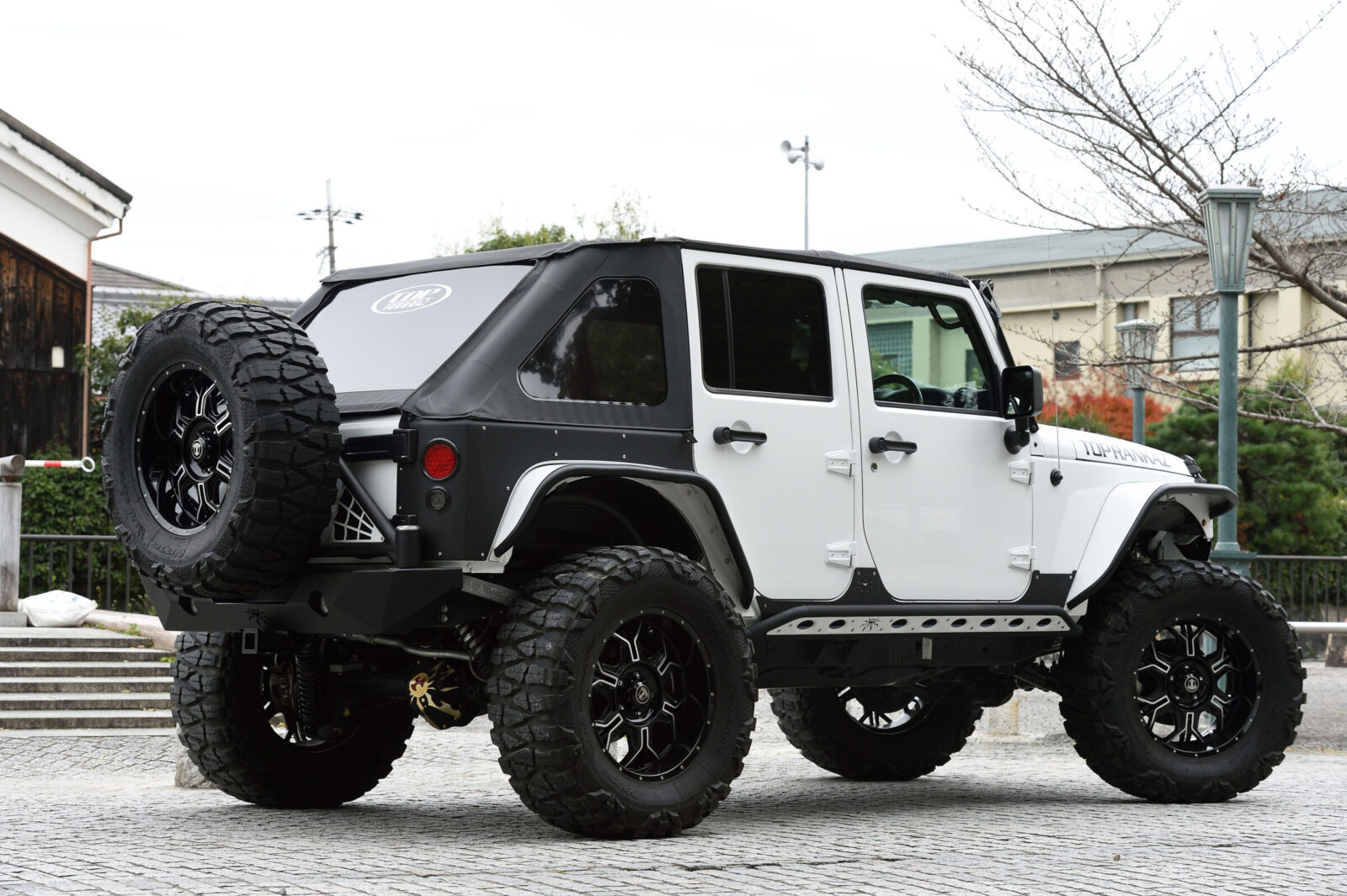 JK WRANGLER UNLIMITED TOP RANKAZ 直輸入パーツによりアメリカンカスタムの王道を追求。37インチ大径タイヤなどの採用により堂々としたたたずまいとしながらも、BESTOPにより軽快感をも演出している。