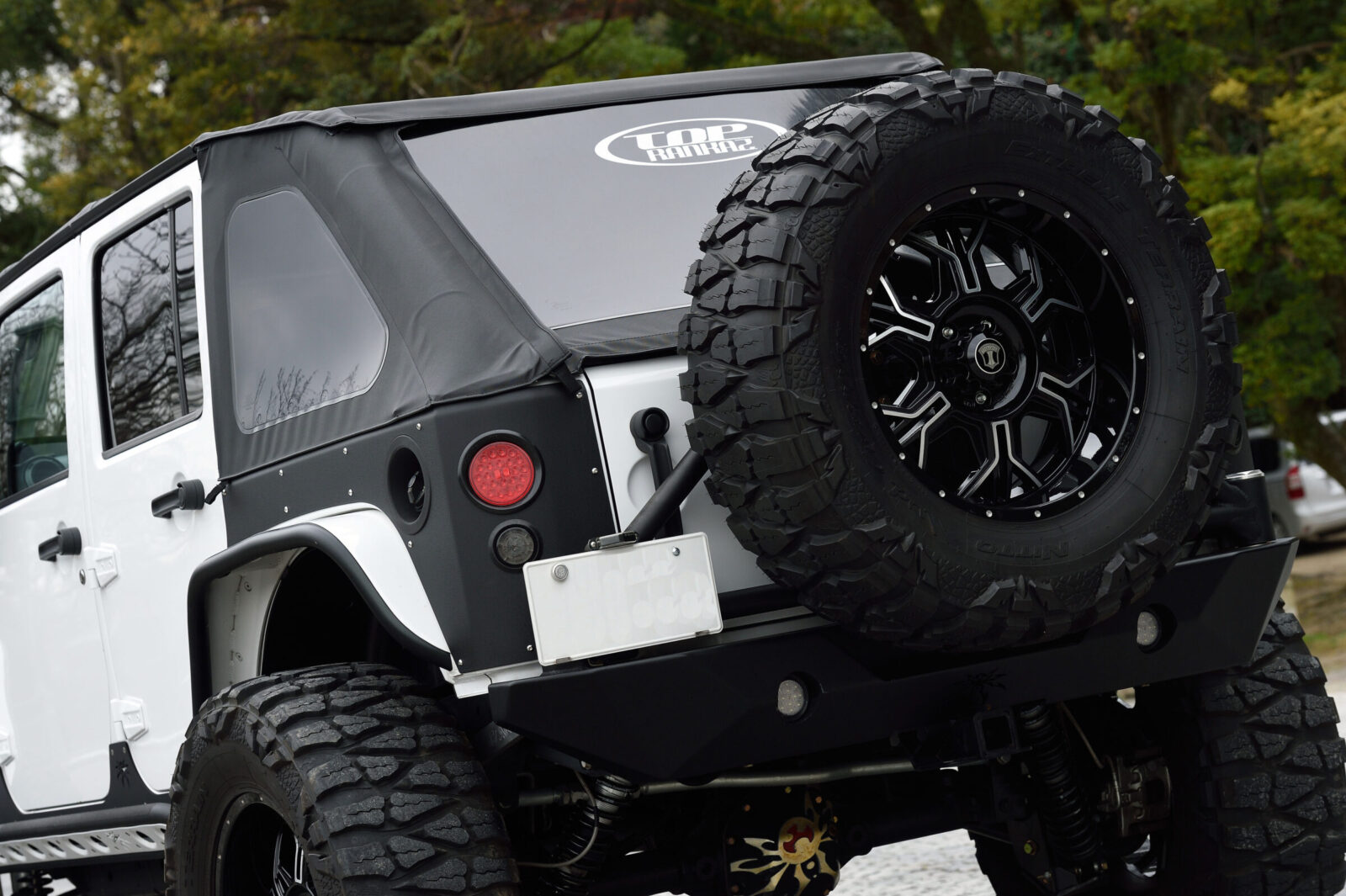 JK WRANGLER UNLIMITED TOP RANKAZ 白と黒のコントラストが鮮烈なリアまわり。