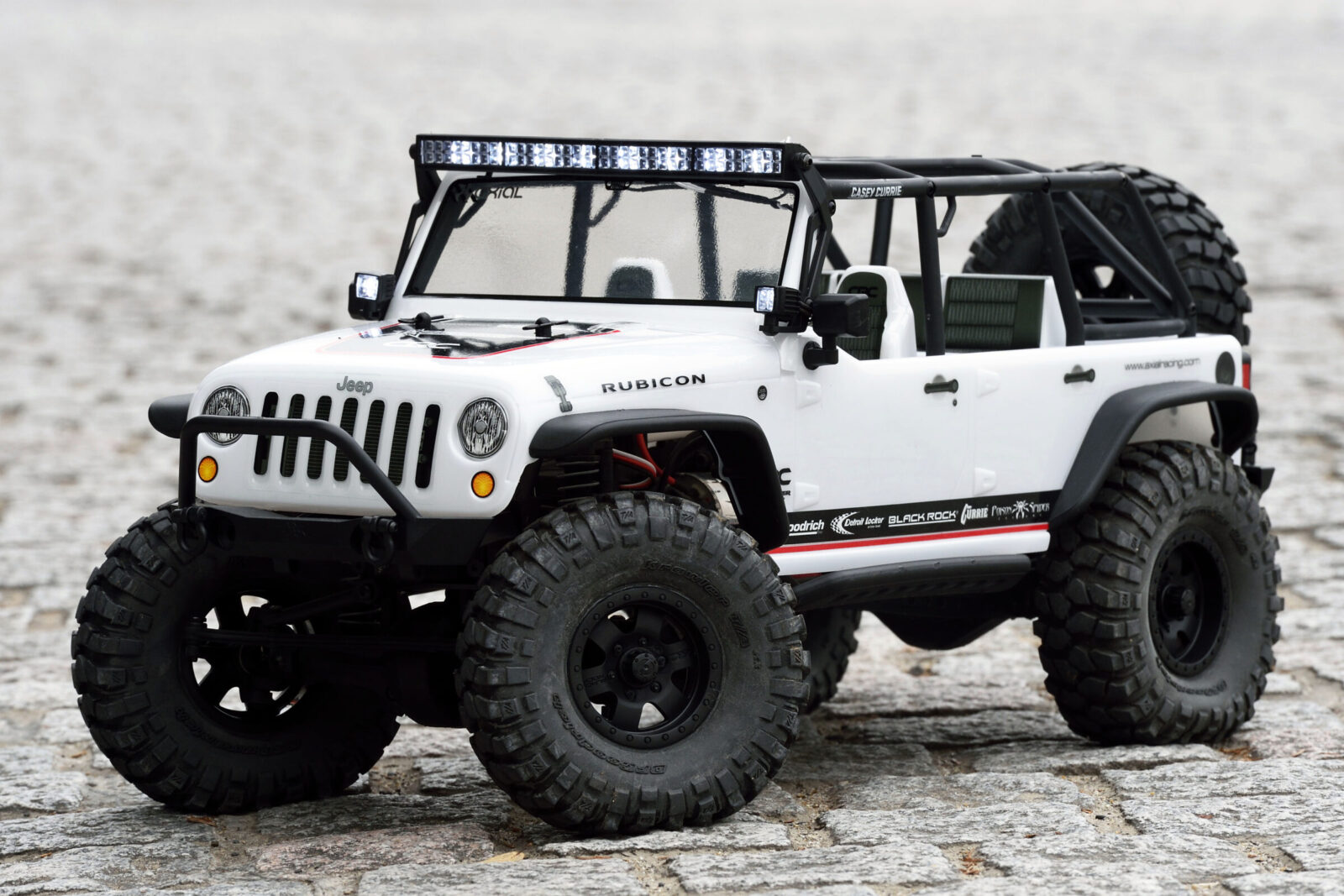 JK WRANGLER UNLIMITED TOP RANKAZ 同店が取り扱う本格4駆ラジコンの"アキシャル“。ホワイトのアンリミはRIGID INDUSTRIESと、ブルーはPOISON SPYDERとコラボしている。