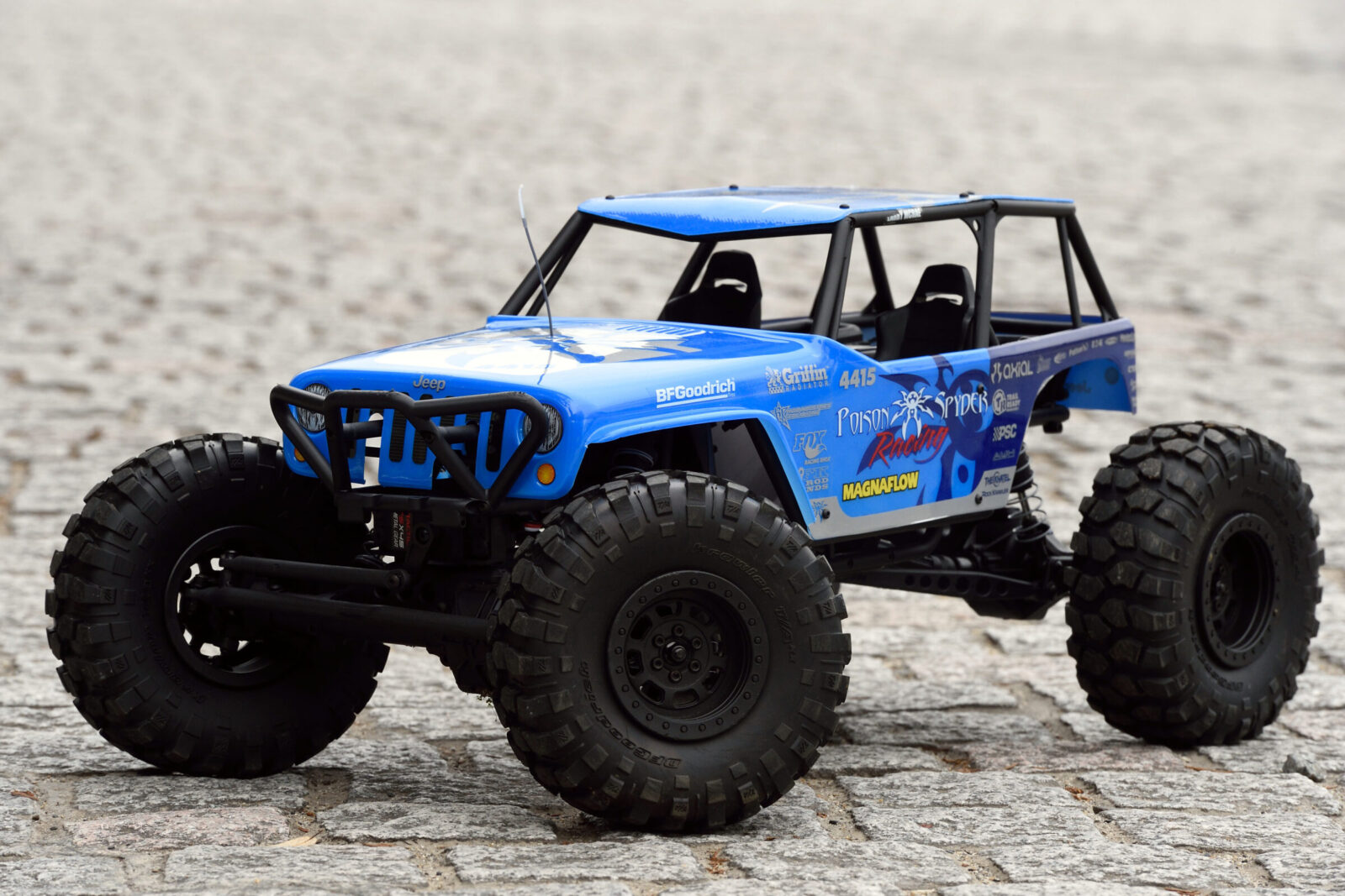 JK WRANGLER UNLIMITED TOP RANKAZ 同店が取り扱う本格4駆ラジコンの"アキシャル“。ホワイトのアンリミはRIGID INDUSTRIESと、ブルーはPOISON SPYDERとコラボしている。