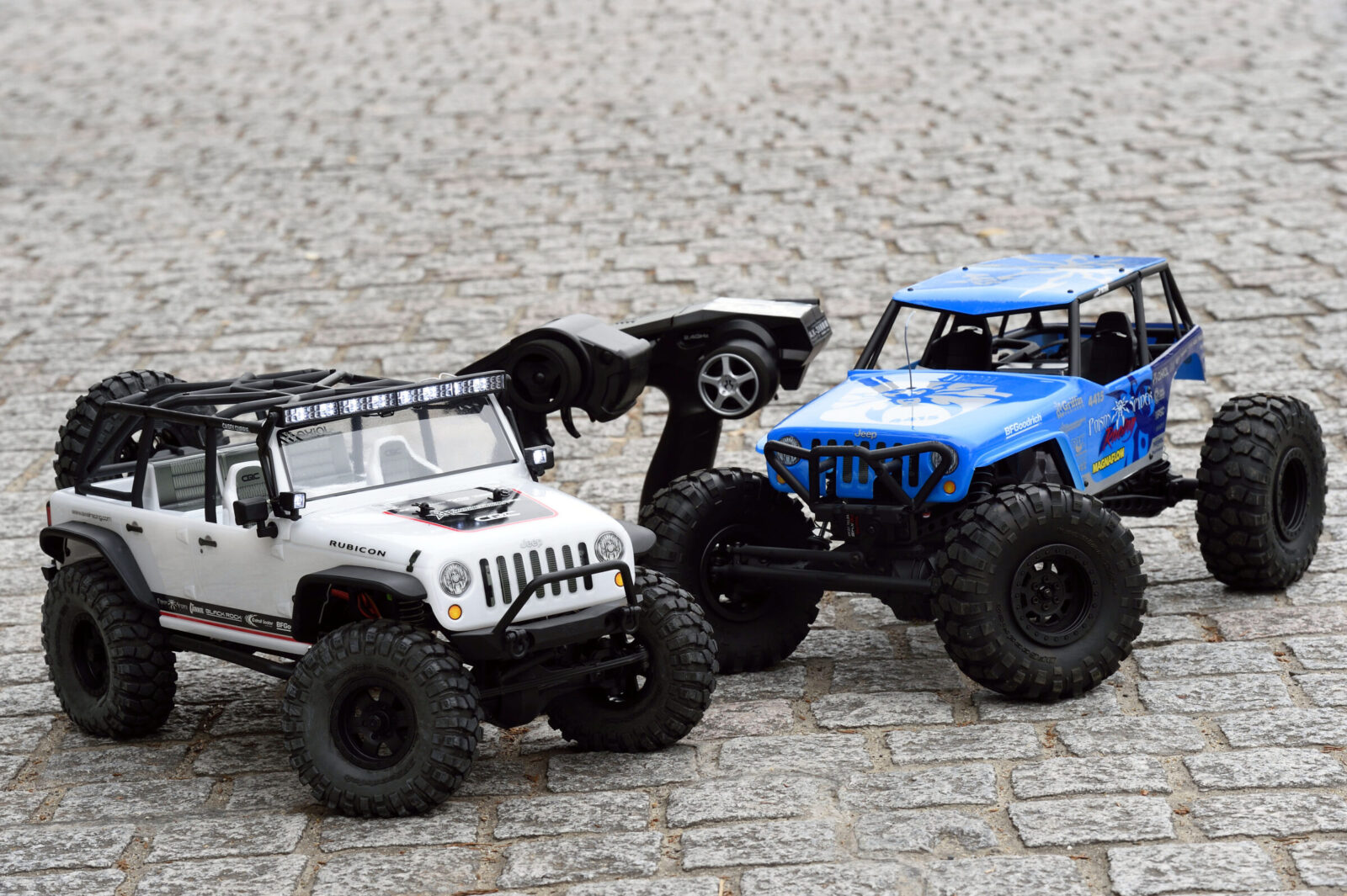 JK WRANGLER UNLIMITED TOP RANKAZ 同店が取り扱う本格4駆ラジコンの"アキシャル“。ホワイトのアンリミはRIGID INDUSTRIESと、ブルーはPOISON SPYDERとコラボしている。