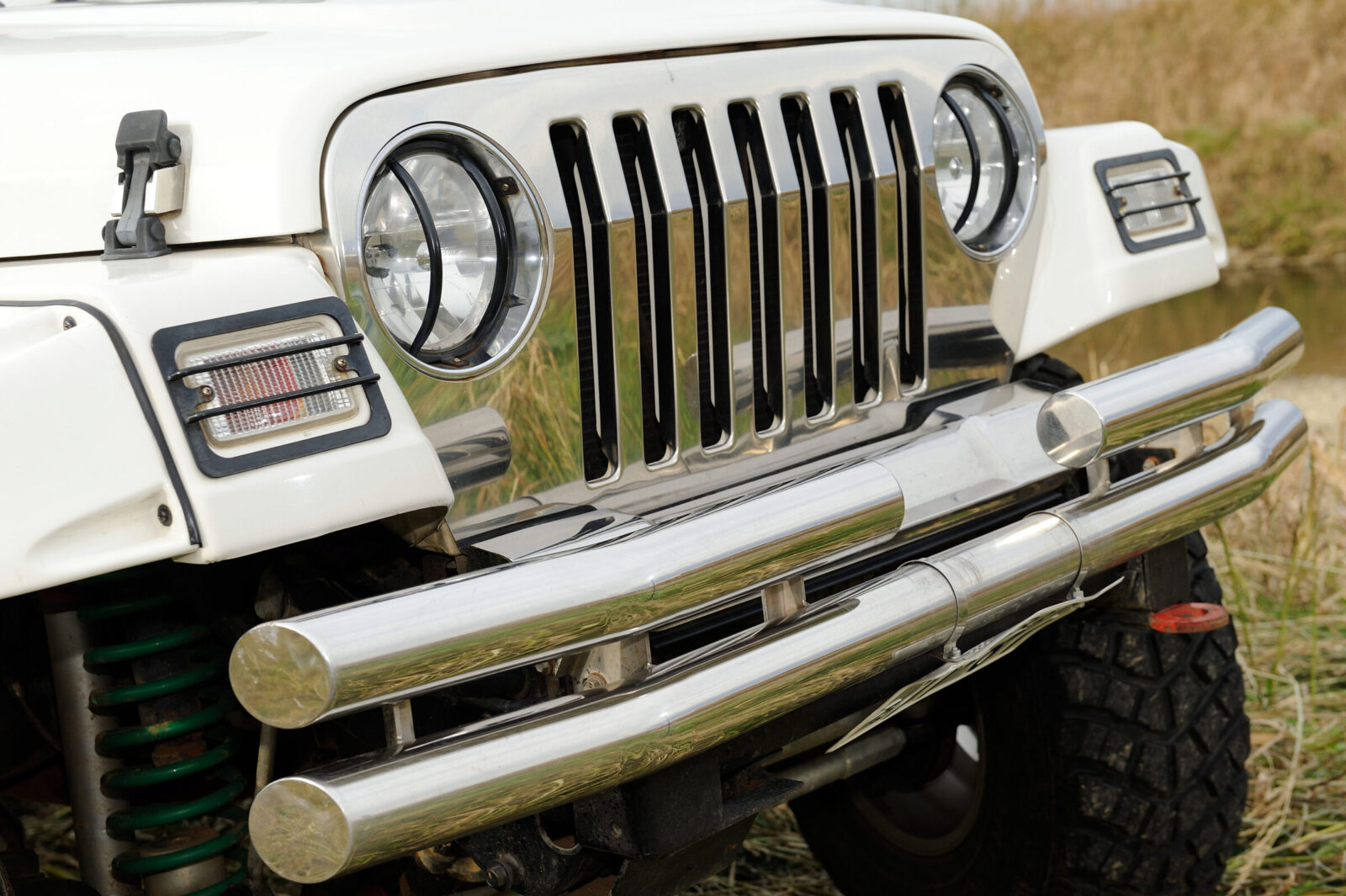 TJ WRANGLER SPRING ROAD バンパーはチューブタイプに変更されている。