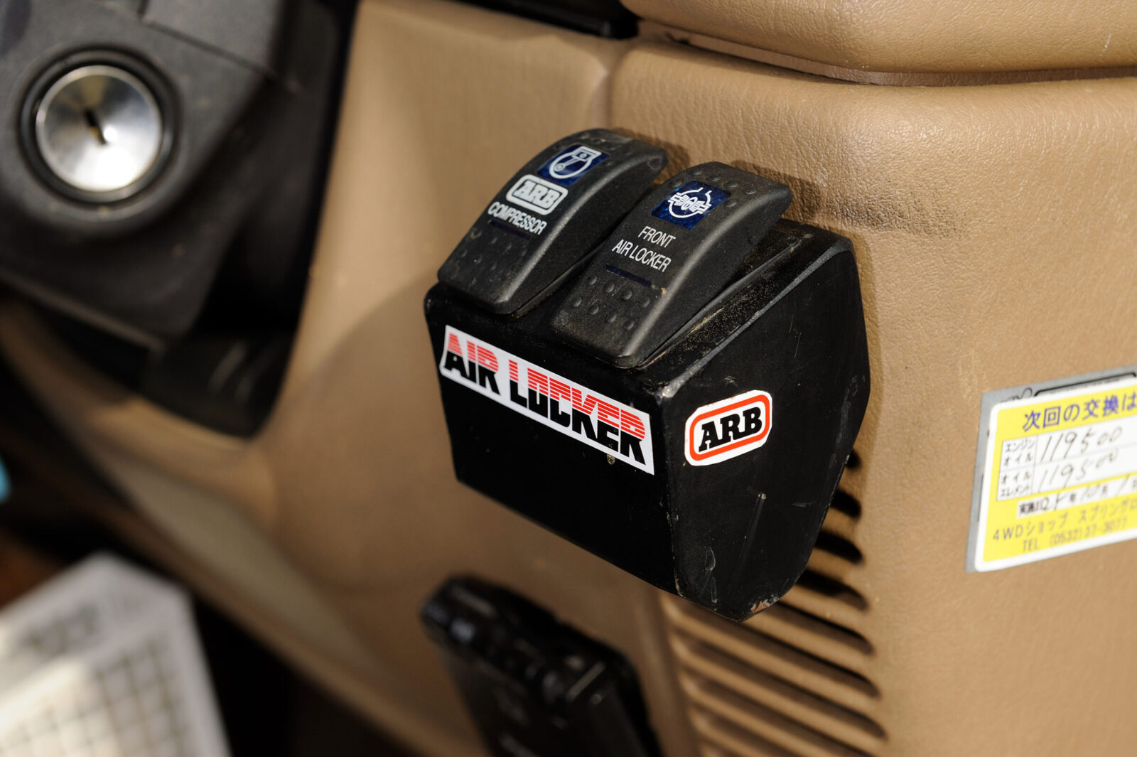 TJ WRANGLER SPRING ROAD エアロッカーのスイッチはダッシュボード右側に設置する。