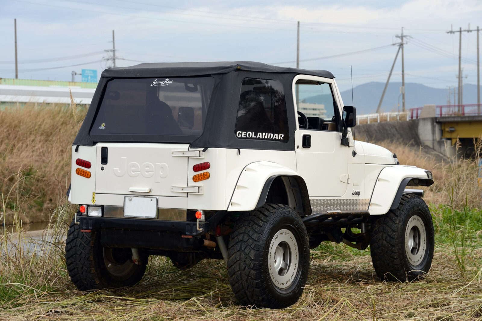 TJ WRANGLER SPRING ROAD 4インチアップによりオフロードでの走破性が大幅に向上。