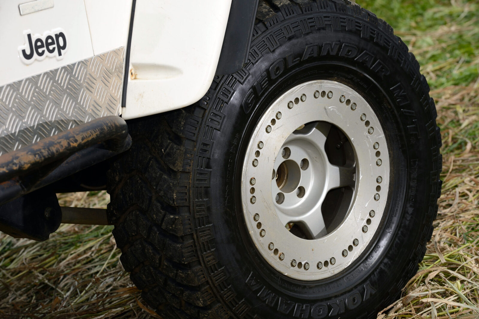 TJ WRANGLER SPRING ROAD ホイールはレッドレーシングZ-METAL17インチを装着。