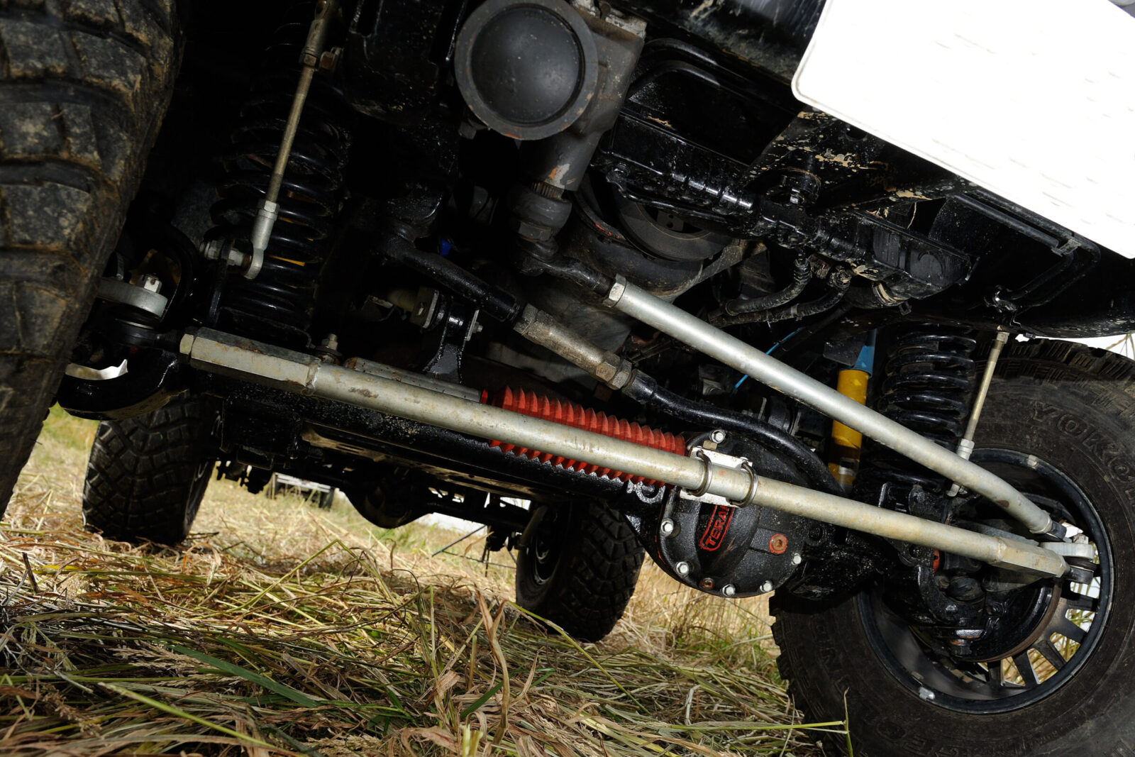 TJ WRANGLER SPRING ROAD ZEALステアリングシステムを採用し、テラフレックス6インチアップスプリング、オリジナルビルシュタインショックでまとめ上げる。