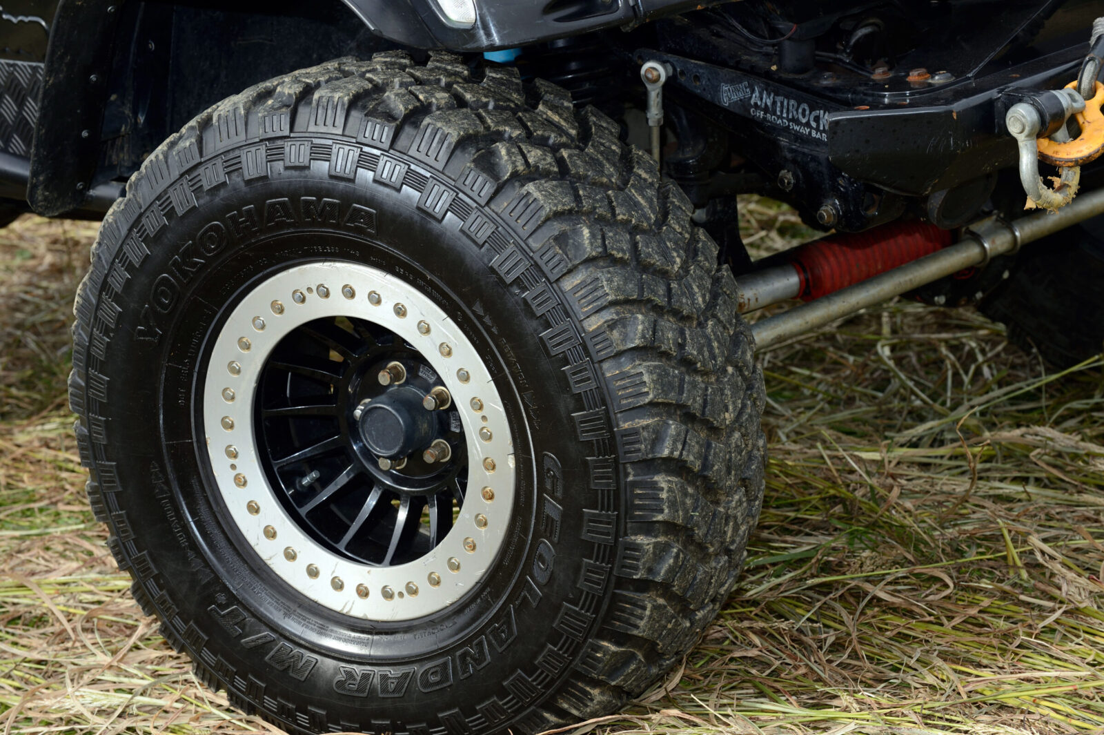 TJ WRANGLER SPRING ROAD ホイールは16インチのソリッドレーシング タービンZ1。